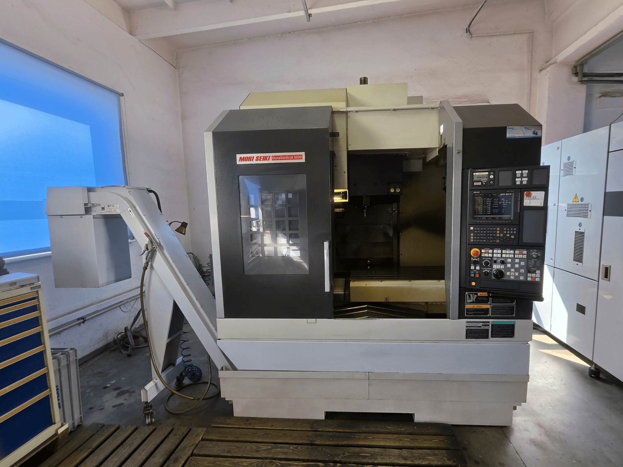 Vertikalni obradni centar MORI SEIKI DuraVertical 5080, prednji pogled s prikazom upravljačke ploče, vretena i držača alata.