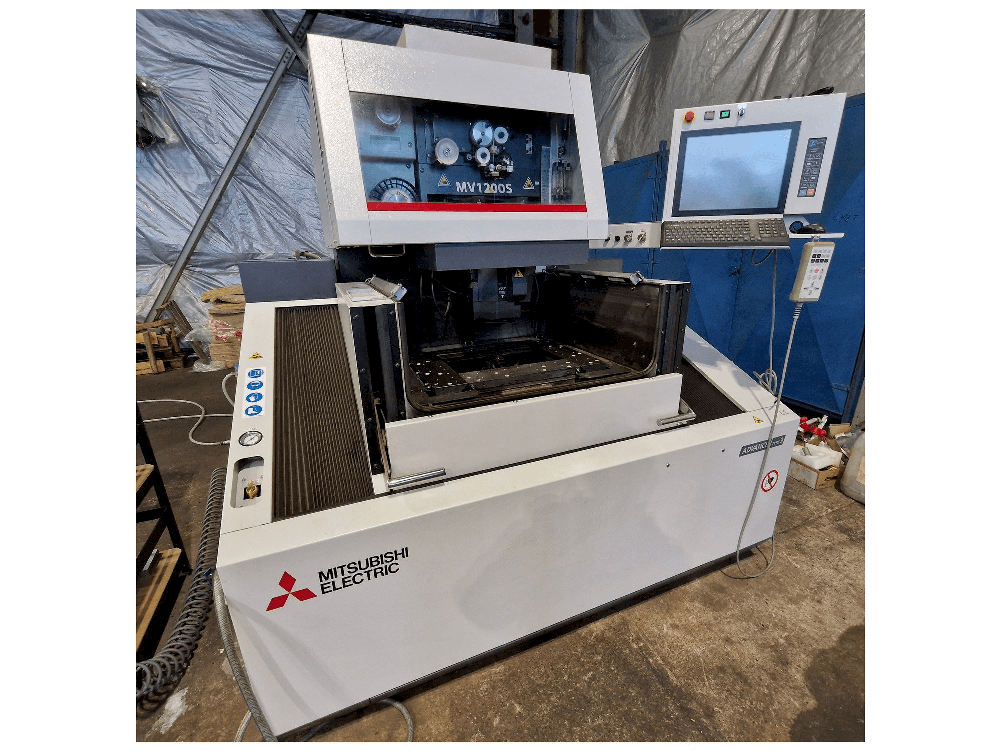 Prikaz stroja Mitsubishi MV1200S sprijeda