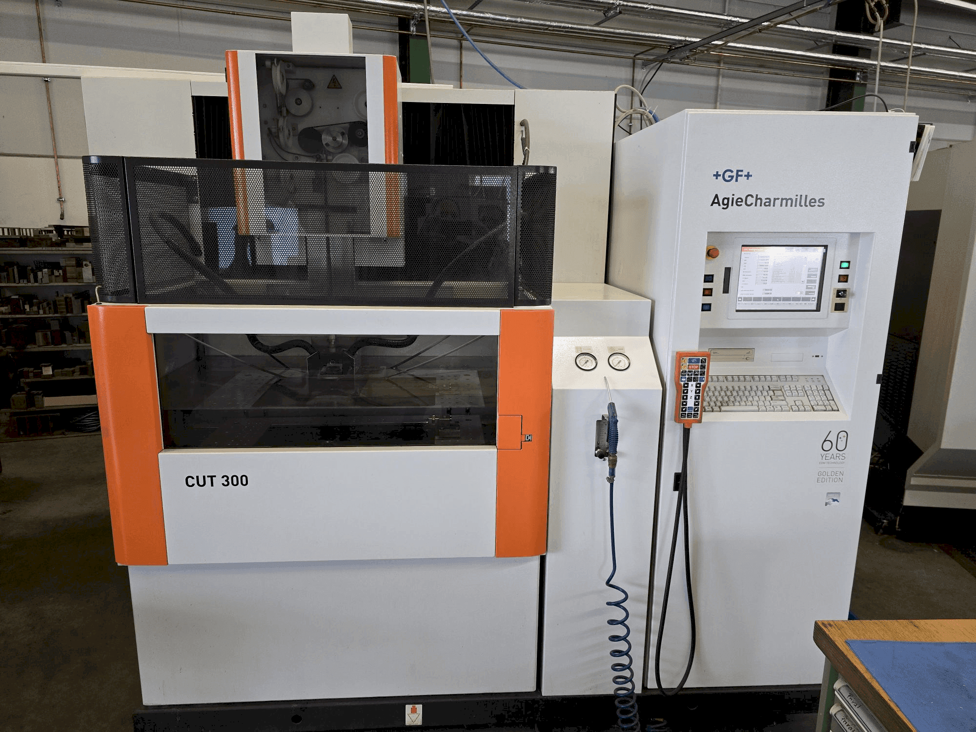 Prikaz stroja AgieCharmilles CUT 300 sprijeda