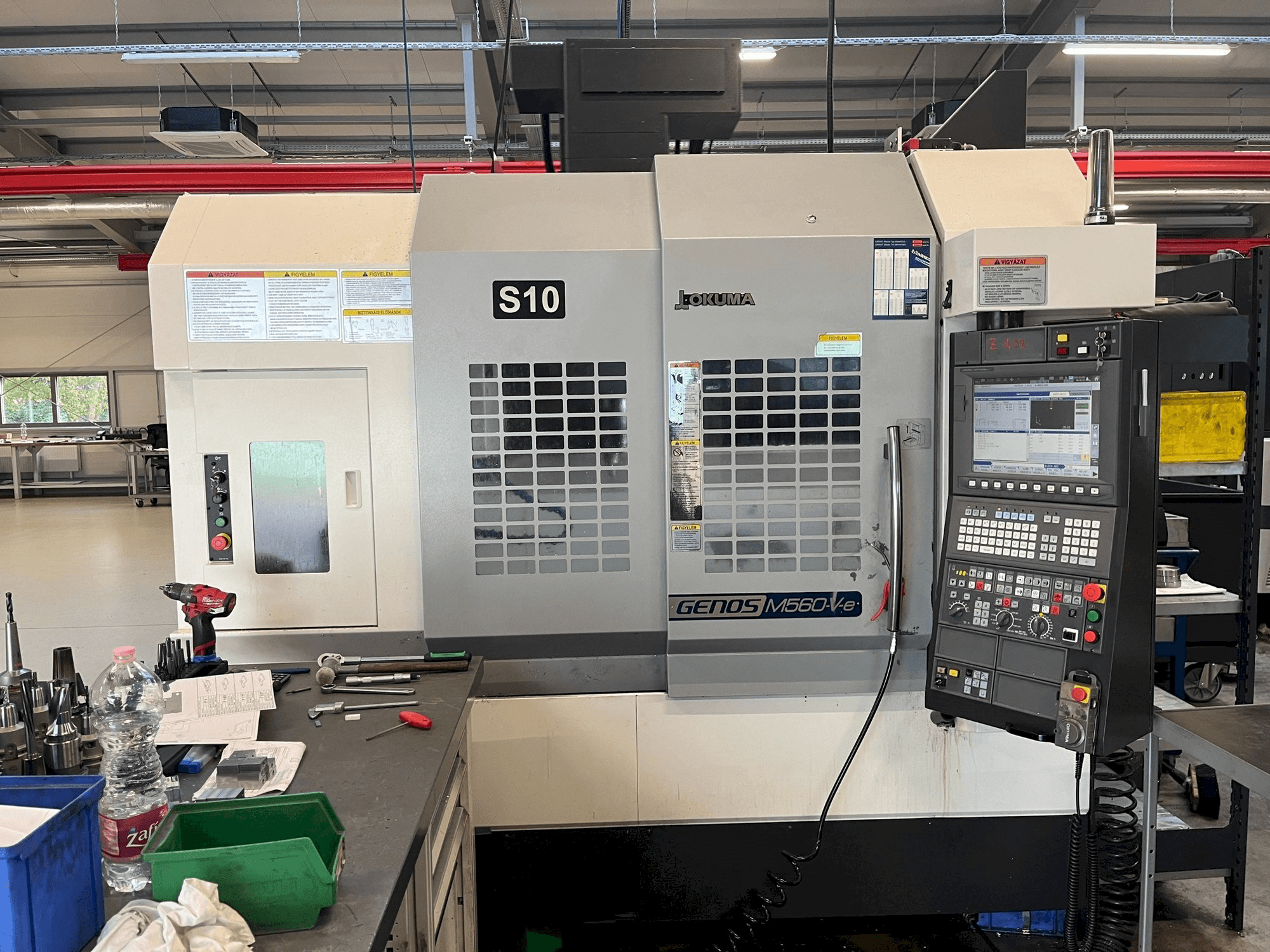 Prikaz stroja Okuma GENOS M560R sprijeda
