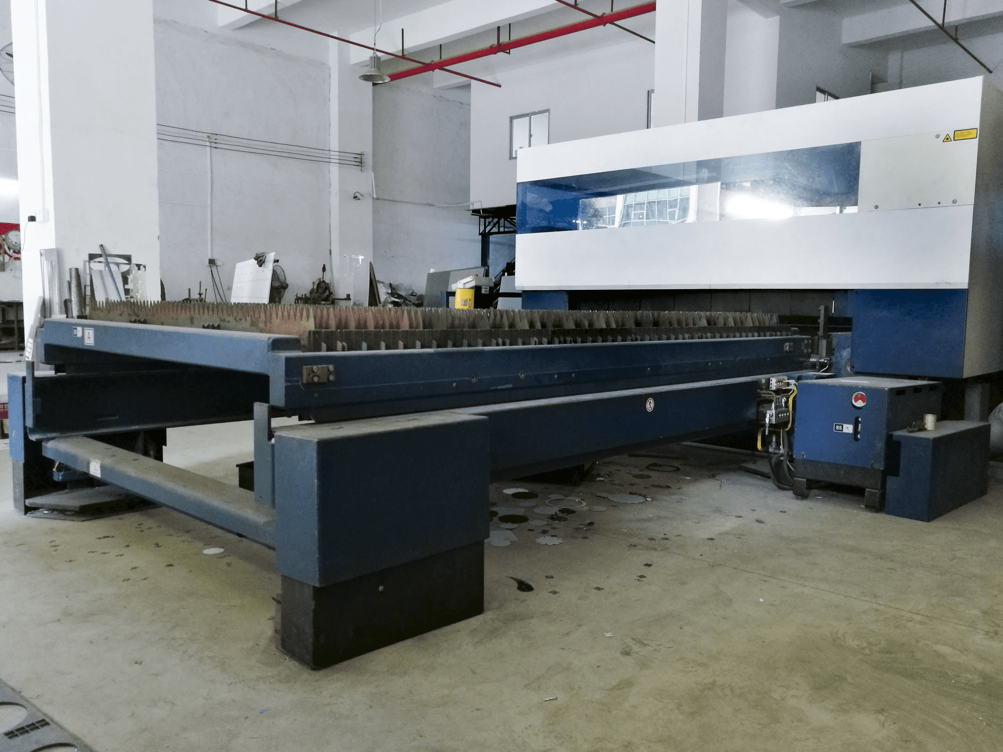 Prikaz 1 stroja Trumpf TruLaser 3030 zdesna