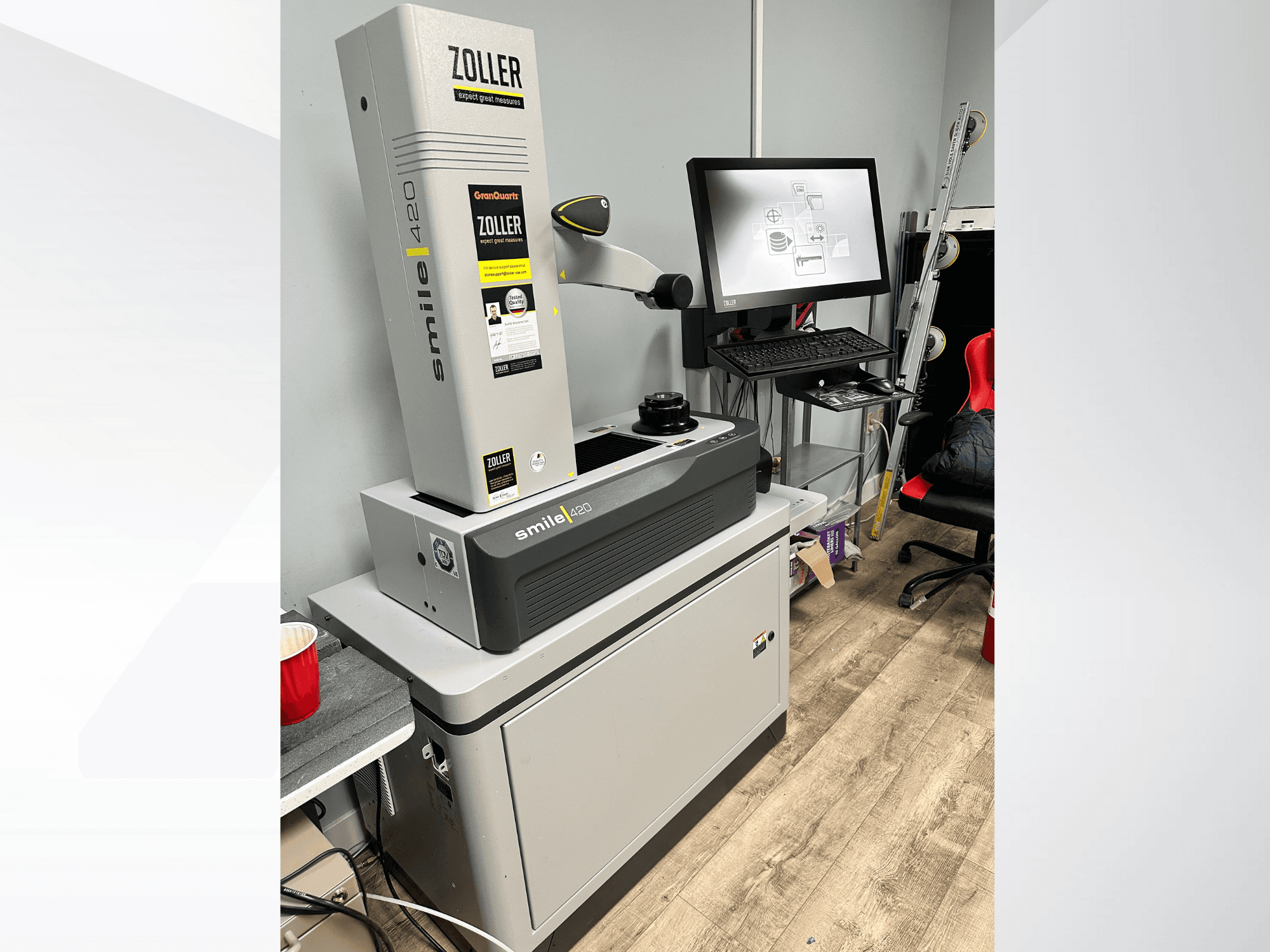 Zoller Smile 420, digitalni mjerni stroj, prikazan sprijeda s monitorom i radnim prostorom u pozadini.