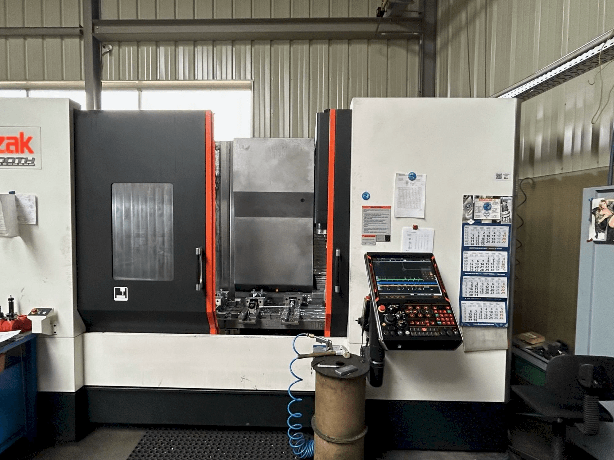 Prikaz stroja Mazak VTC 530C sprijeda