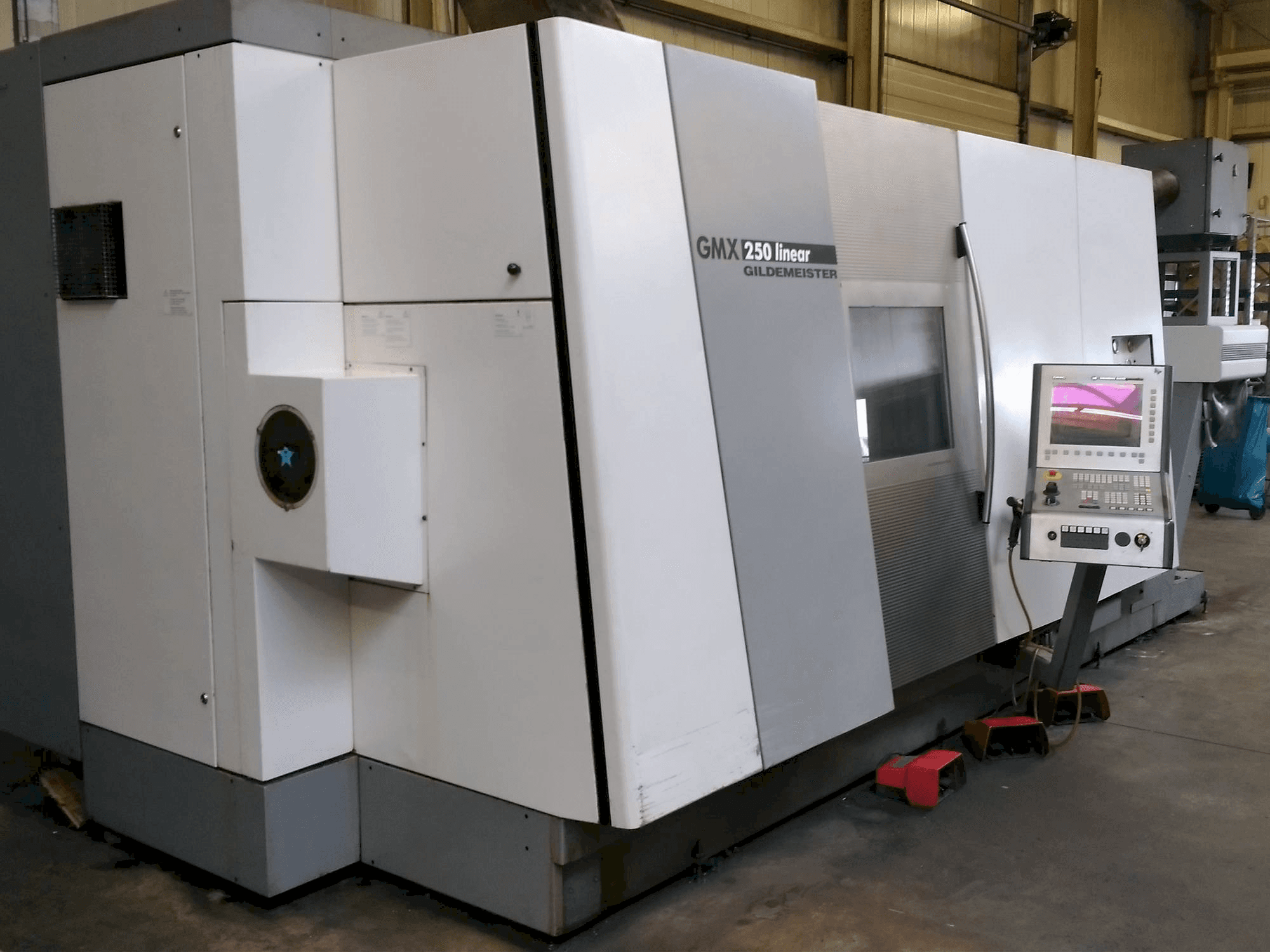 Prikaz stroja Gildemeister GMX 250 linear sprijeda