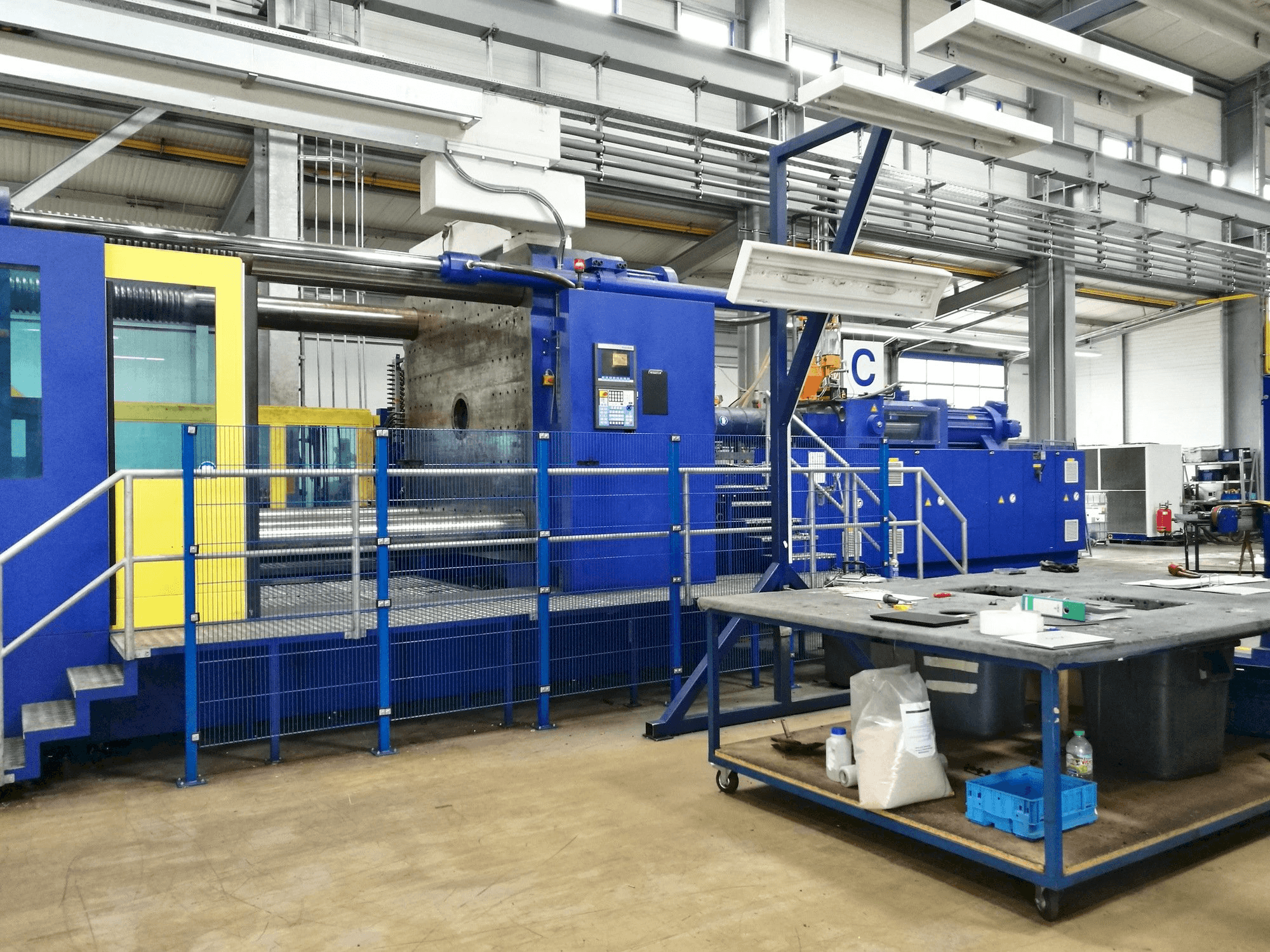 Prikaz stroja Krauss Maffei 2300-12000 MX sprijeda