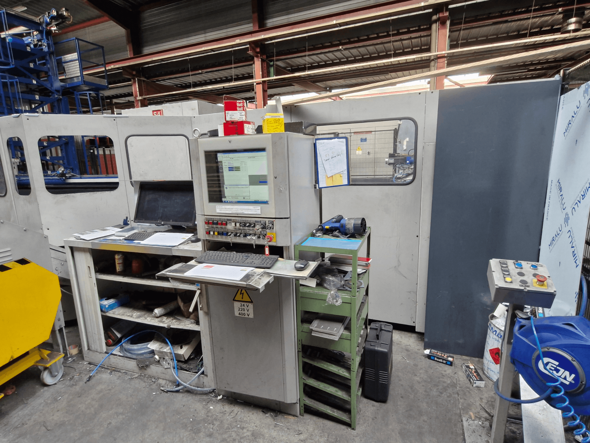 CNC stroj za probijanje Salvagnini S4-40 u radionici, s upravljačkom pločom s monitorima i alatima, pogled sprijeda.
