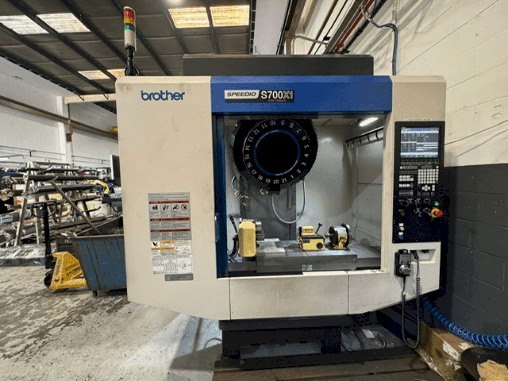Prikaz stroja Brother Speedio S700X1 sprijeda