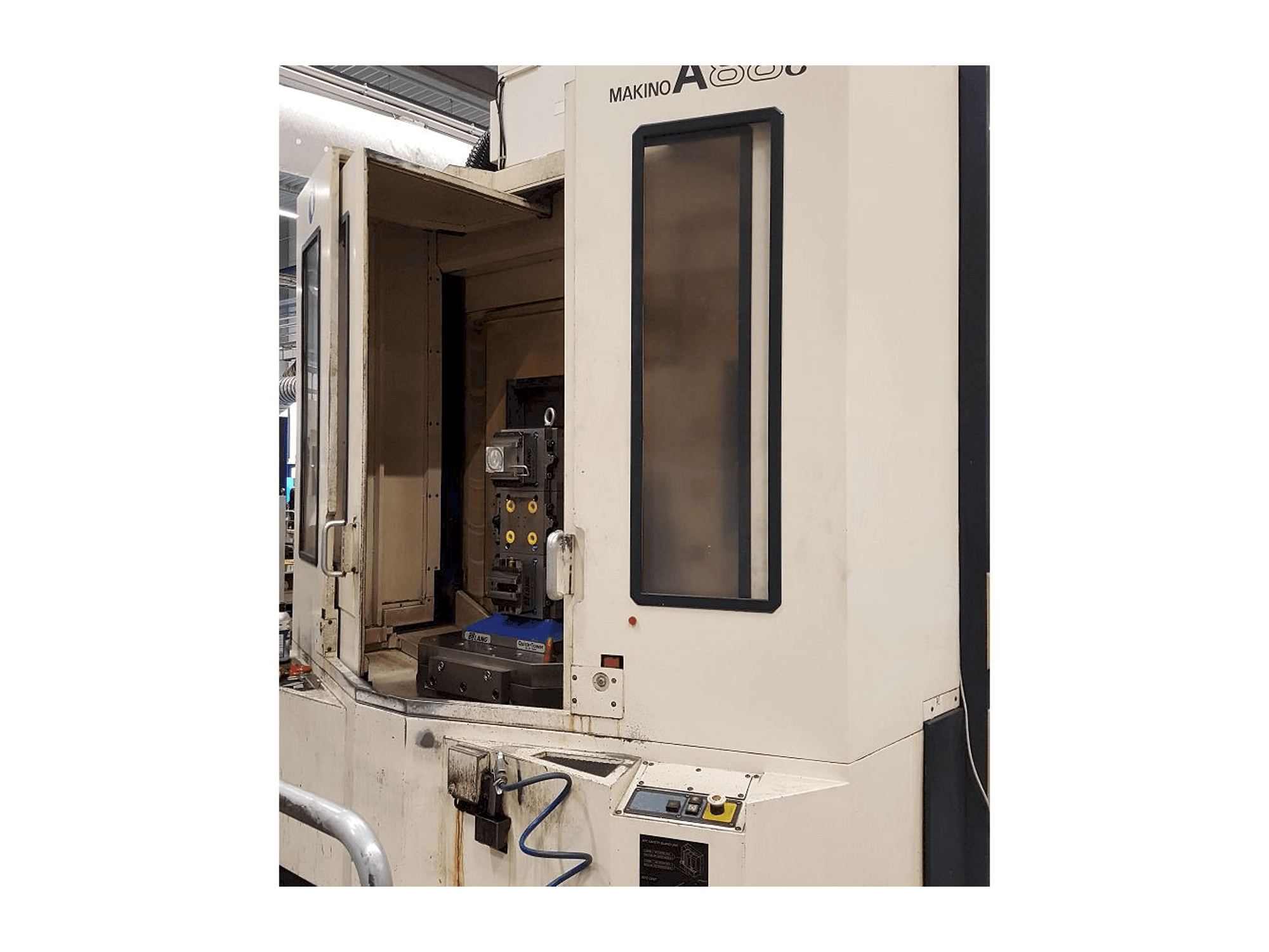 Prikaz stroja Makino A88E sprijeda