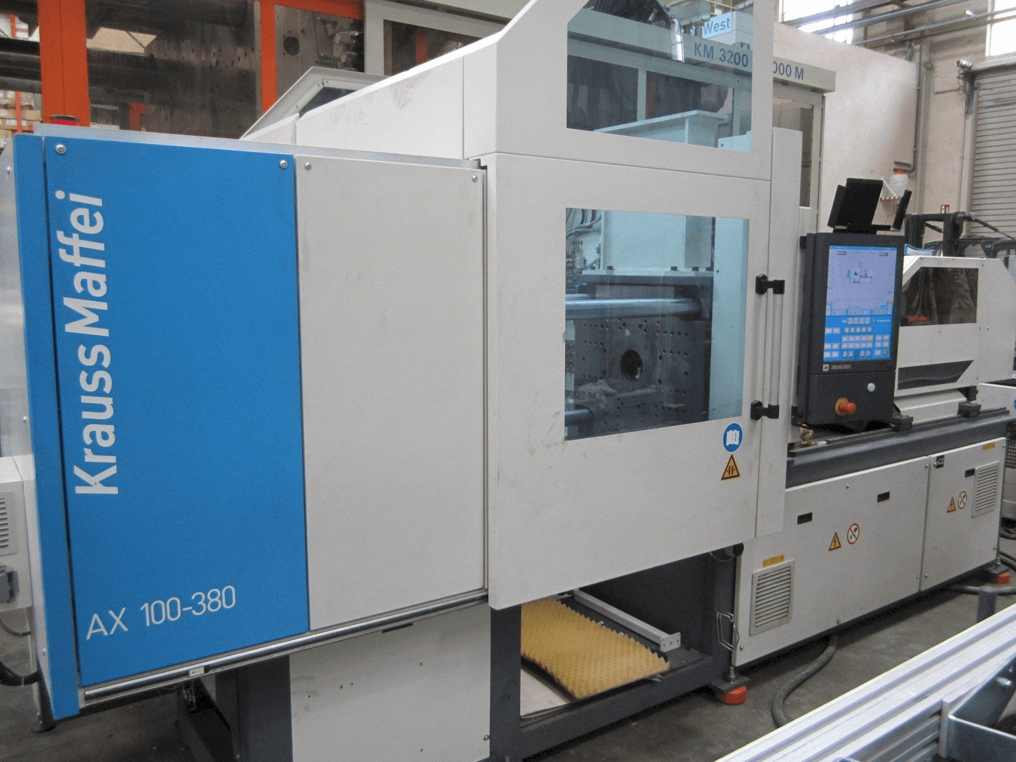 Prikaz stroja Krauss Maffei 100-380 AX sprijeda