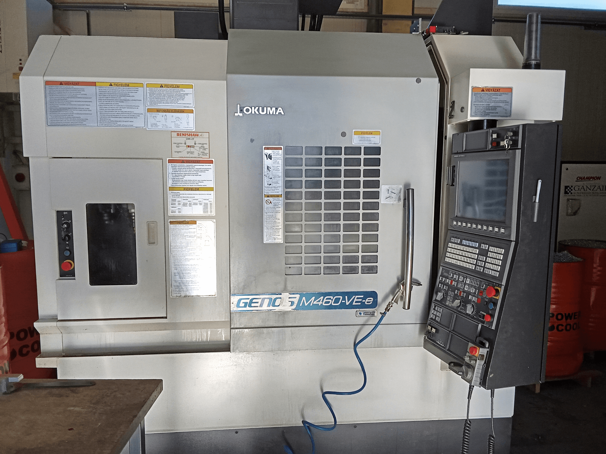 Vertikalni obradni centar Okuma M460R-VE, prednji pogled, s detaljima upravljačke ploče i operativnog sučelja.