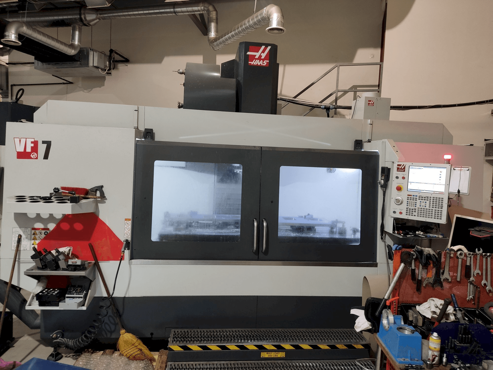 Prikaz stroja HAAS VF-7 sprijeda