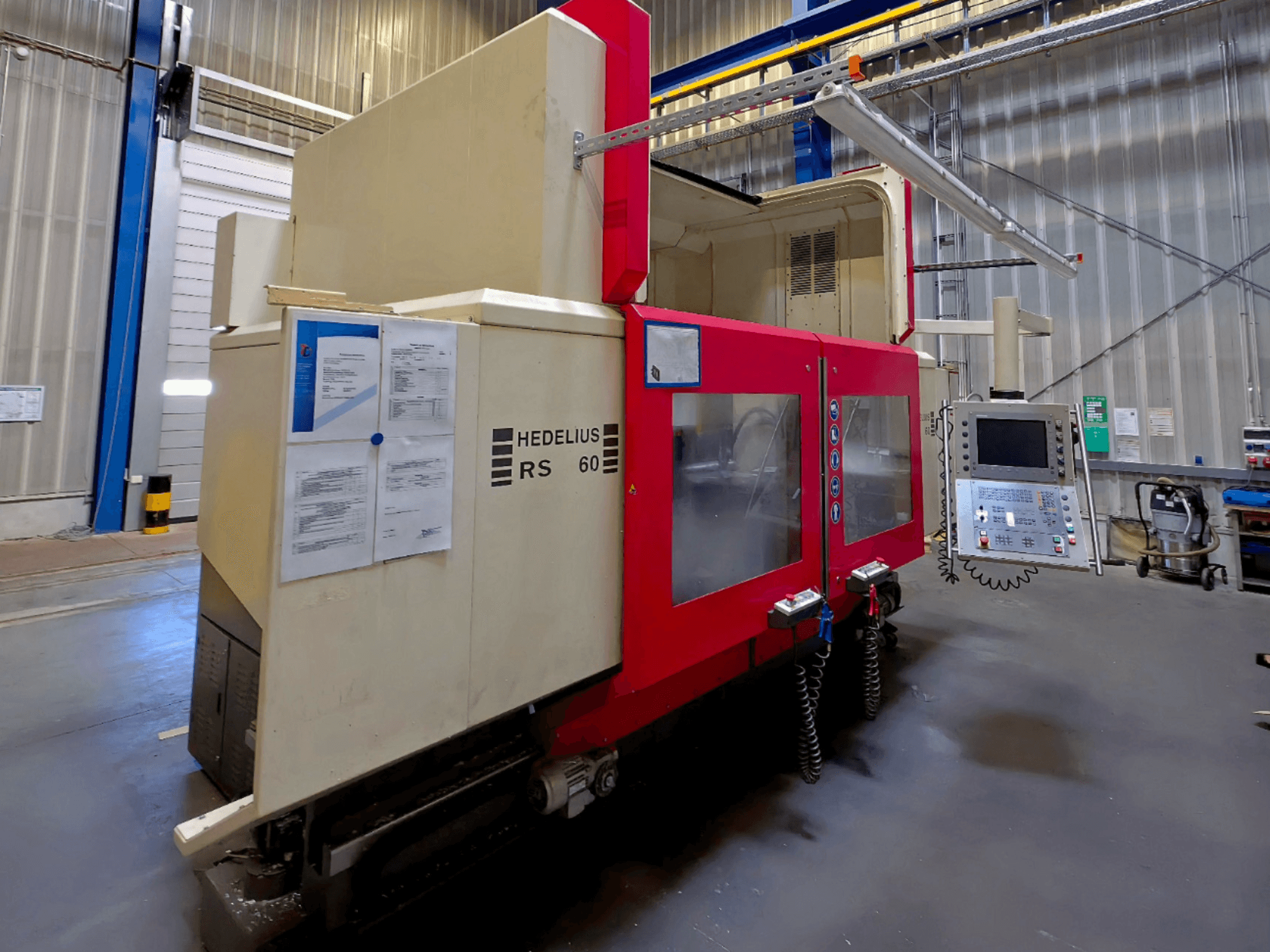 Vertikalni obradni centar HEDELIUS RS 60 K - 2000, bočni pogled, s vidljivom upravljačkom pločom i sigurnosnim uputama.
