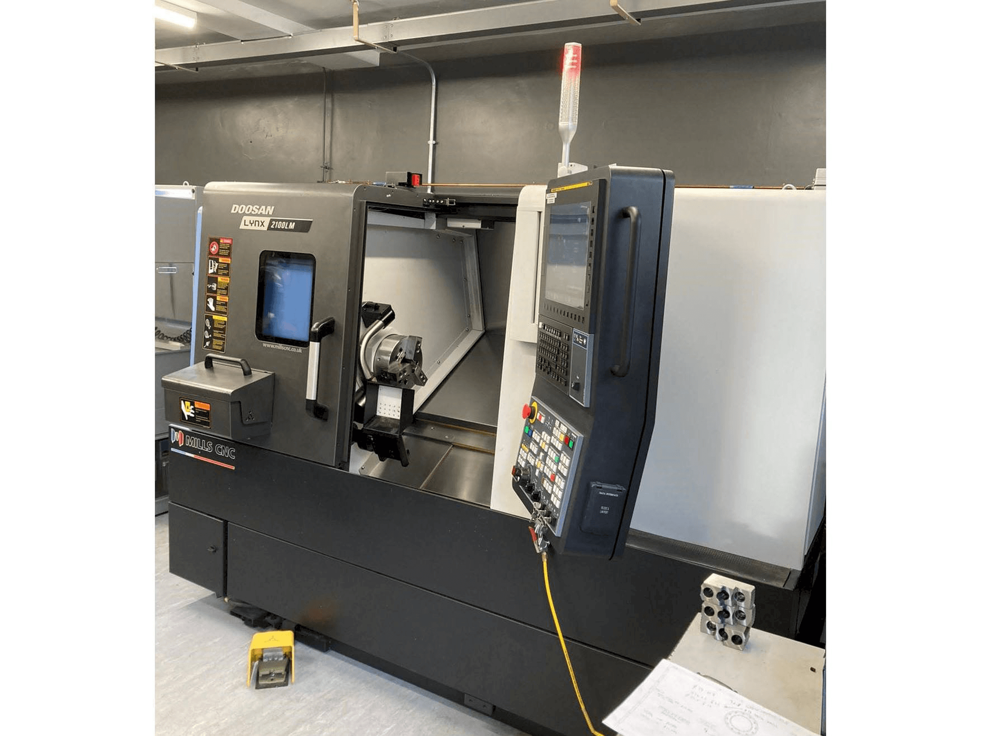 Prikaz stroja Doosan Lynx 2100 LMB sprijeda