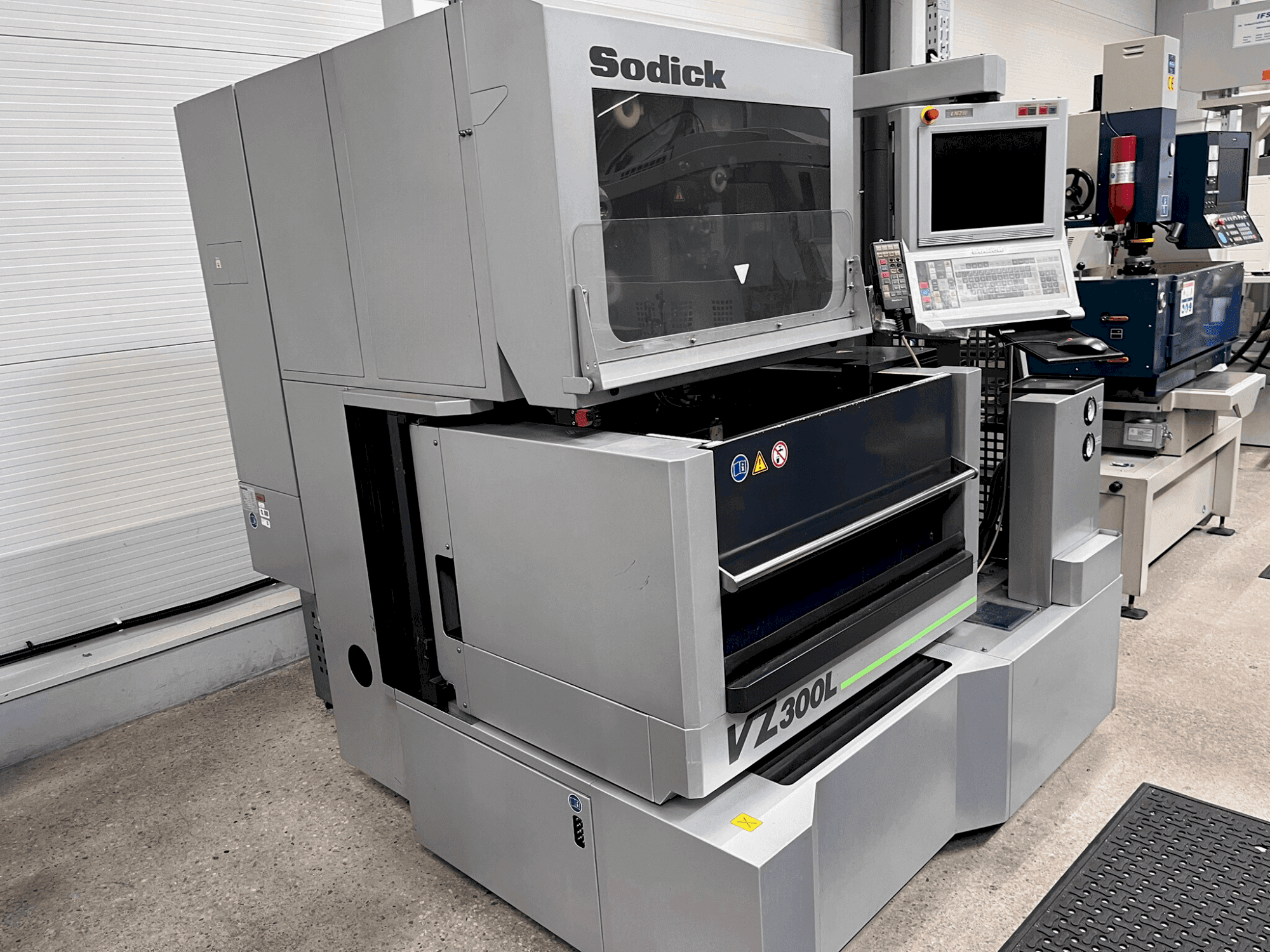 Prikaz lijeve strane stroja Sodick VZ 300L