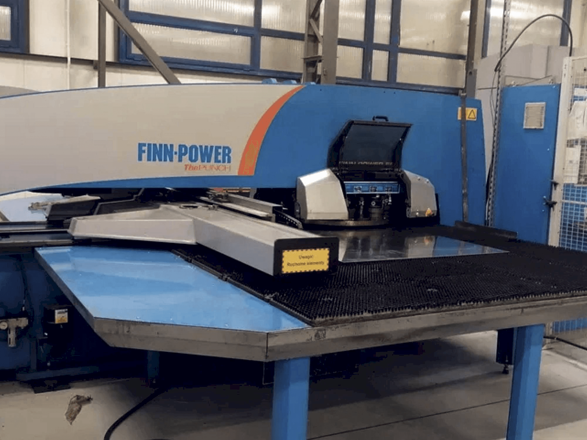 Prikaz stroja Finn-Power E5x sprijeda