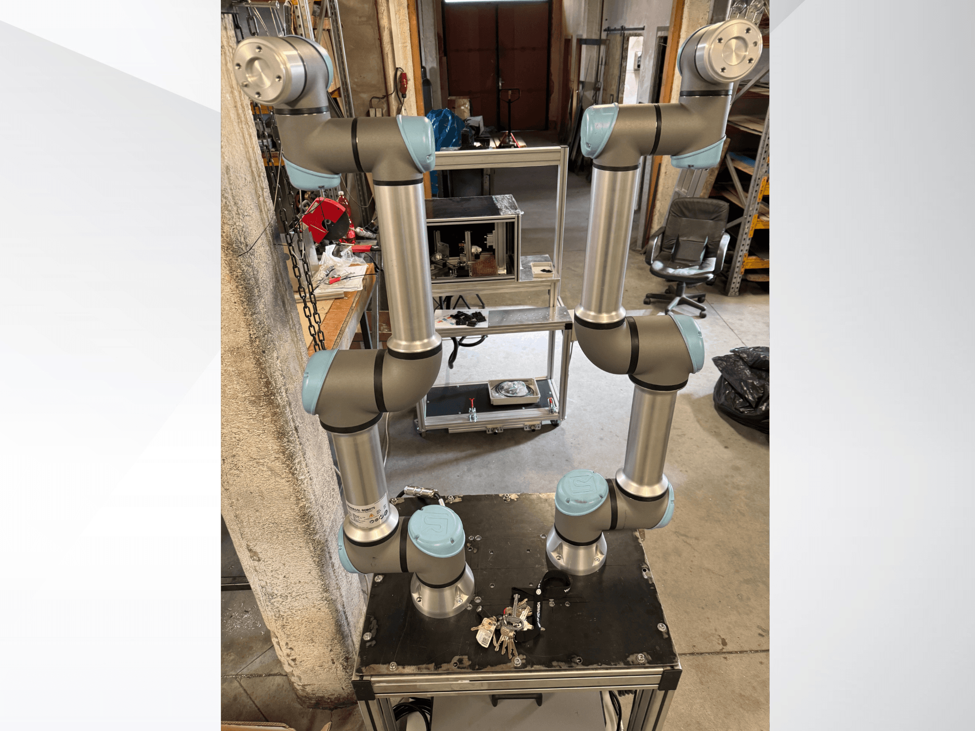 Robotska ruka Universal Robots UR5e prikazana iz ptičje perspektive, s višezglobnom aluminijskom strukturom i sivo-plavim zglobovima.