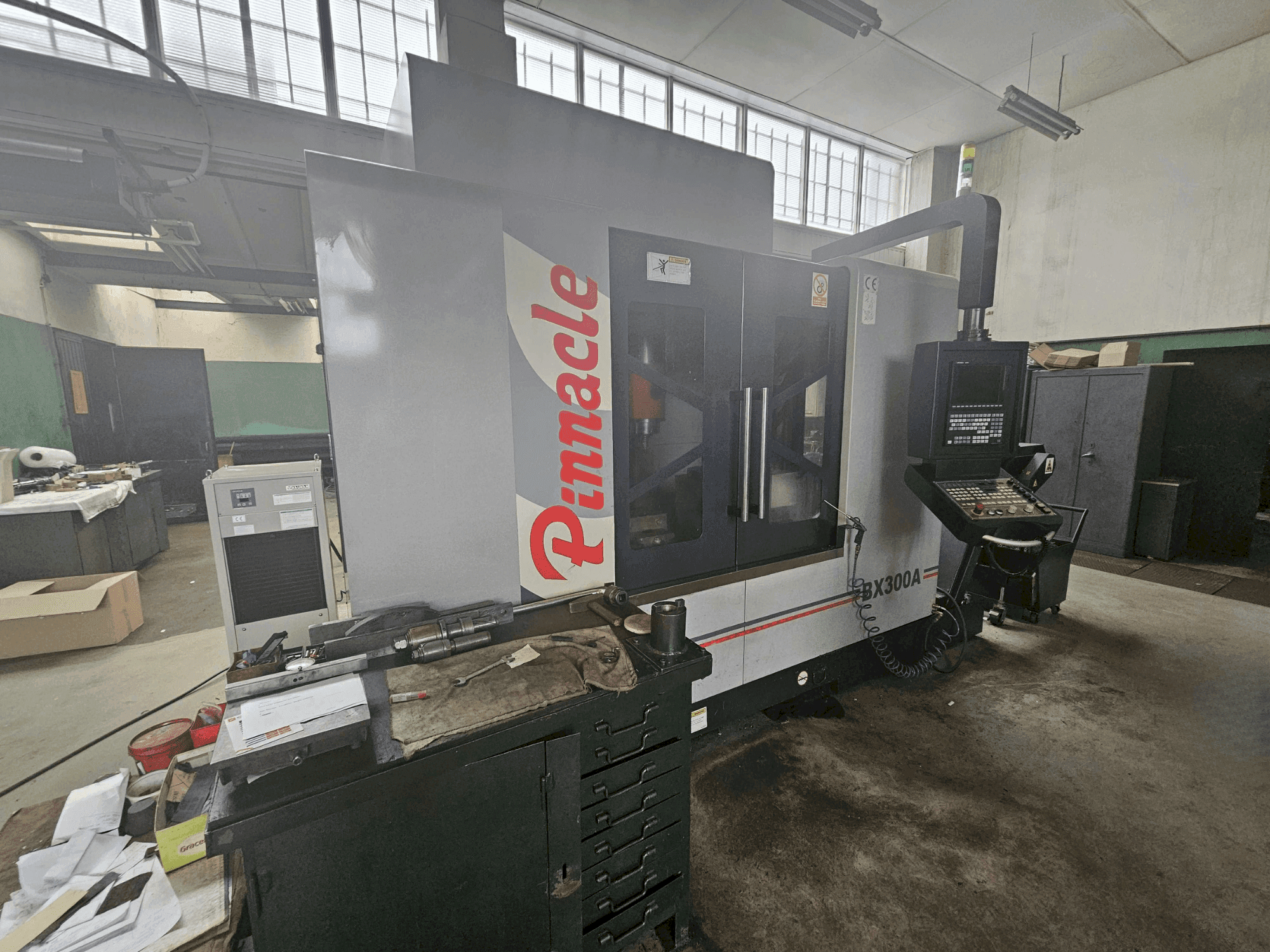 Prikaz stroja Pinnacle BX300A sprijeda