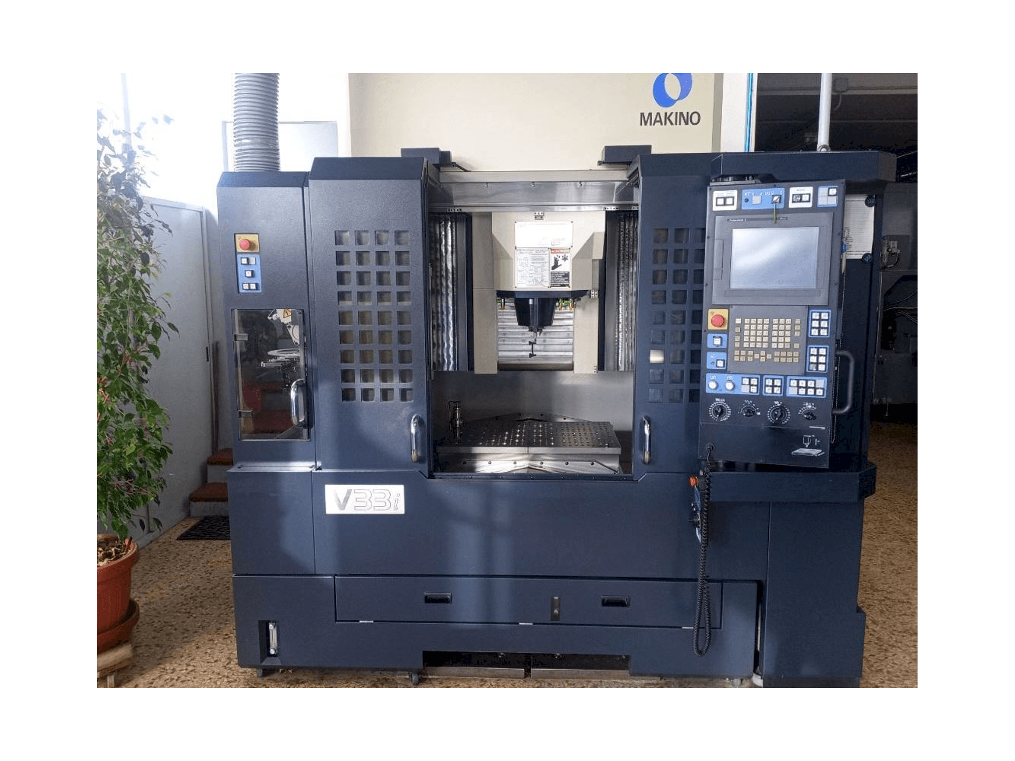 Prikaz stroja Makino V33i A15F sprijeda