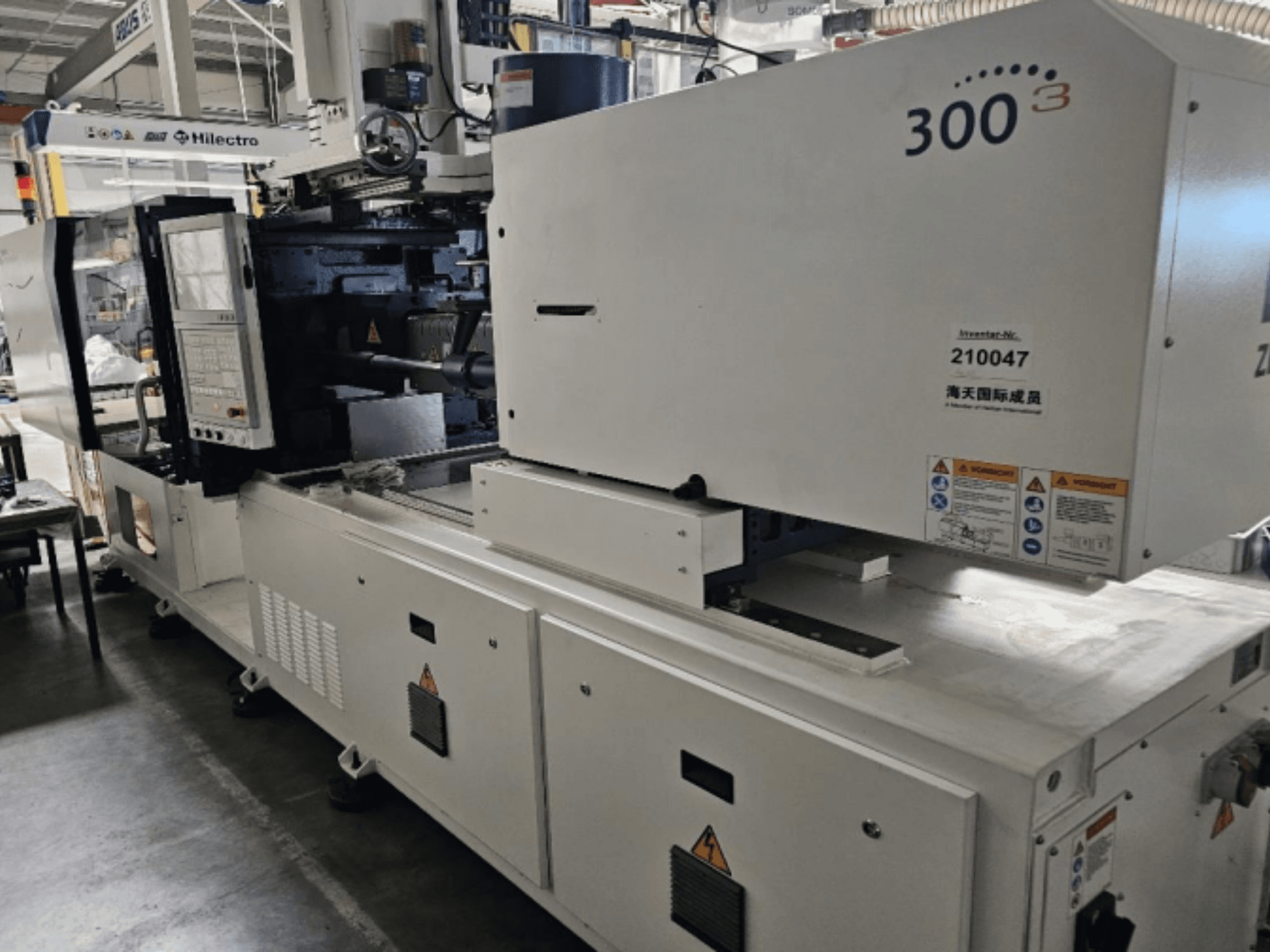 Stroj za brizganje plastike, marke Zhenjing, model 300, prednji pogled s vidljivom upravljačkom pločom i sigurnosnim upozorenjima.