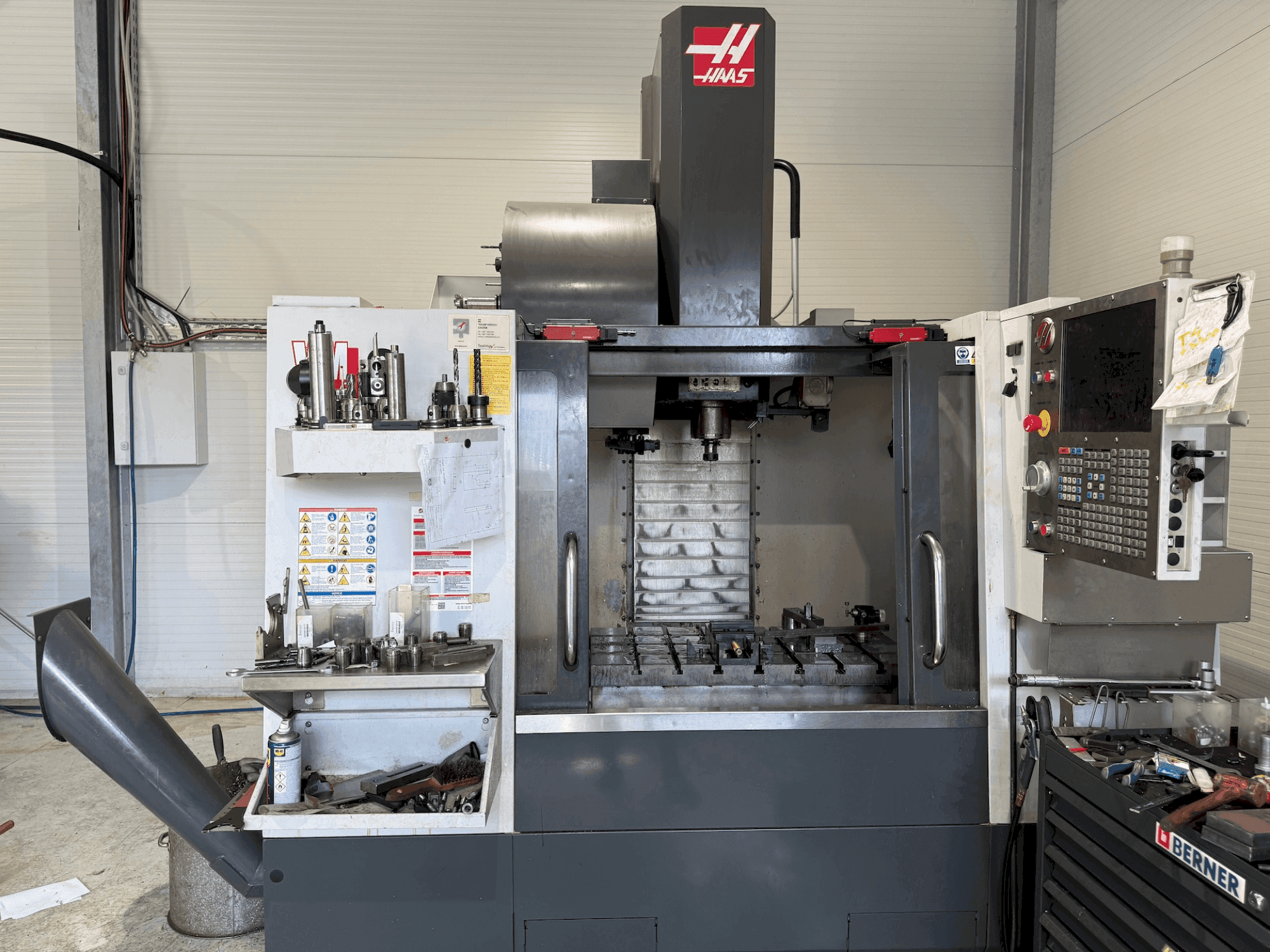Prikaz stroja HAAS VM-2 sprijeda