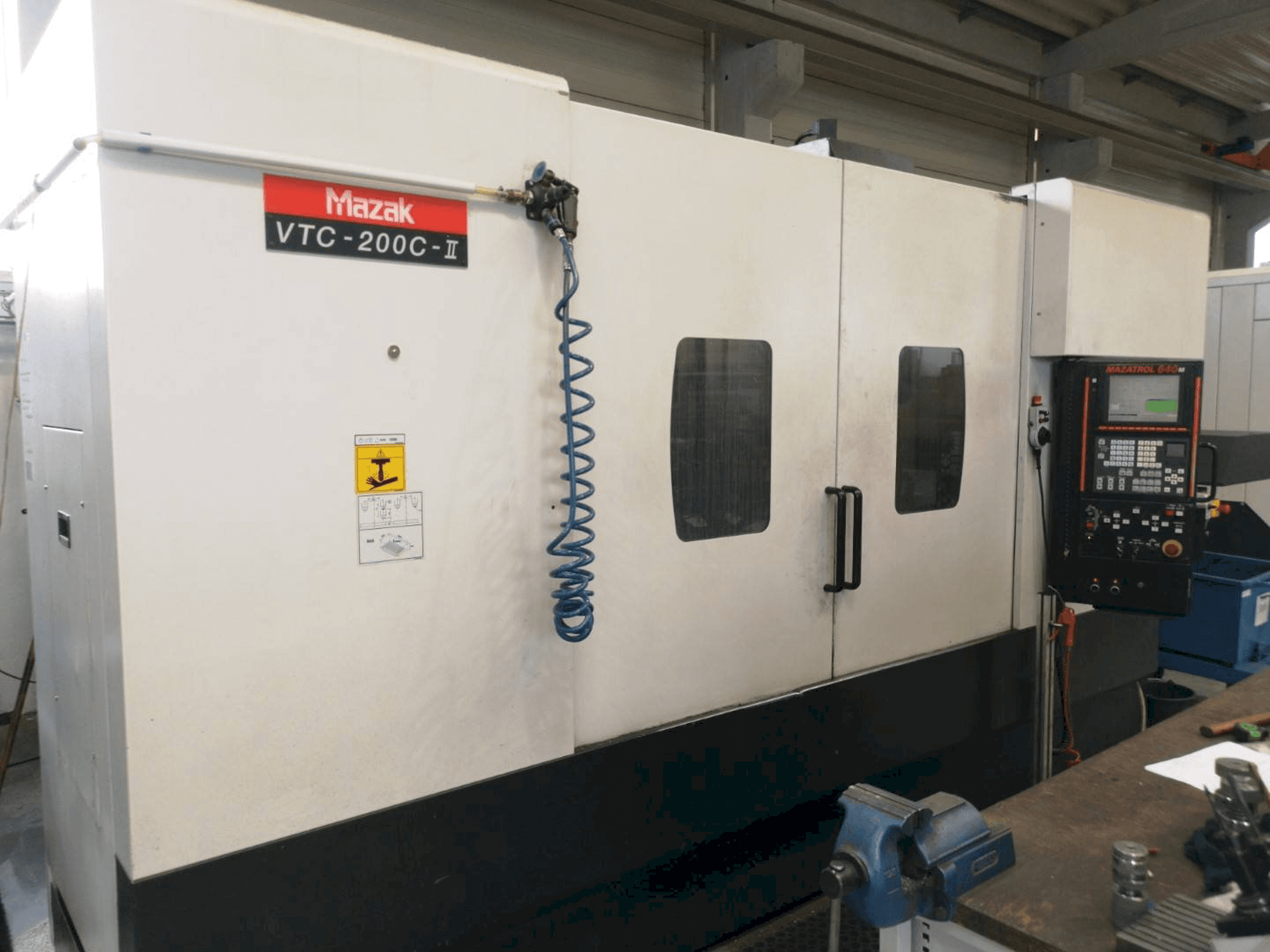 Prikaz stroja Mazak VTC200C-II sprijeda