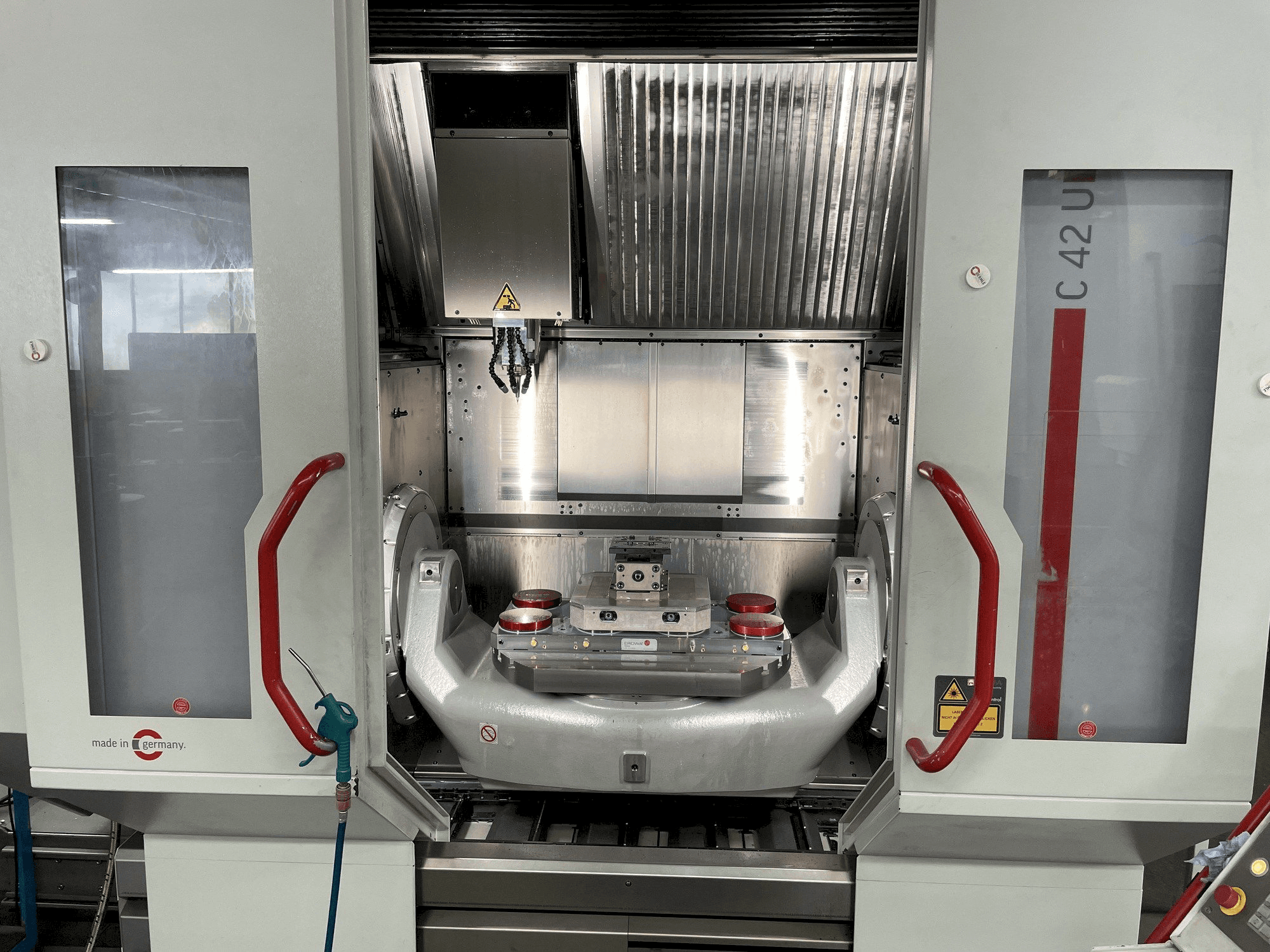 Prikaz stroja HERMLE C 42 U sprijeda