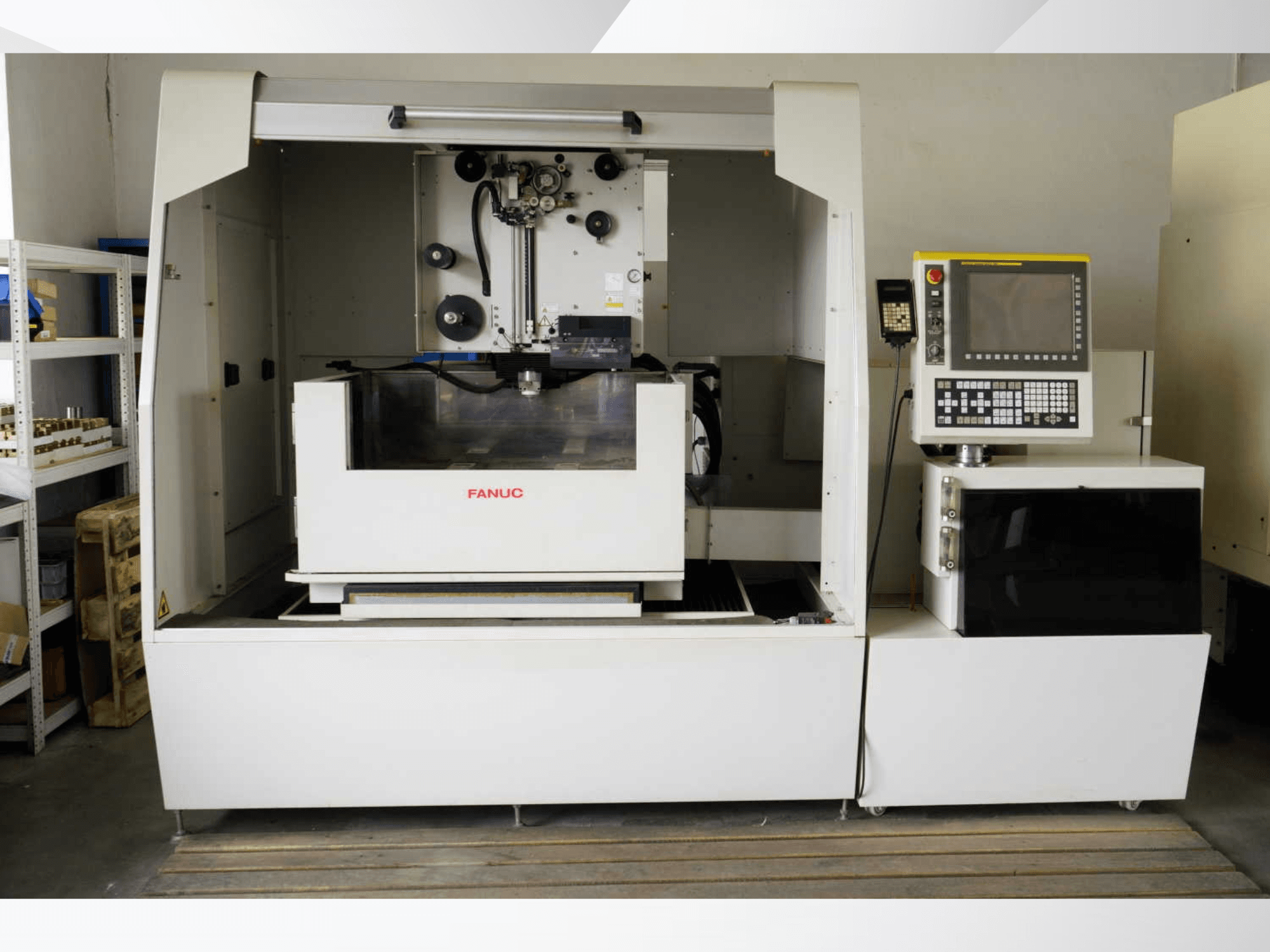FANUC ROBOCUT alpha-1iD stroj za žičanu eroziju, prednji pogled s prikazom upravljačke ploče i značajki radnog područja.