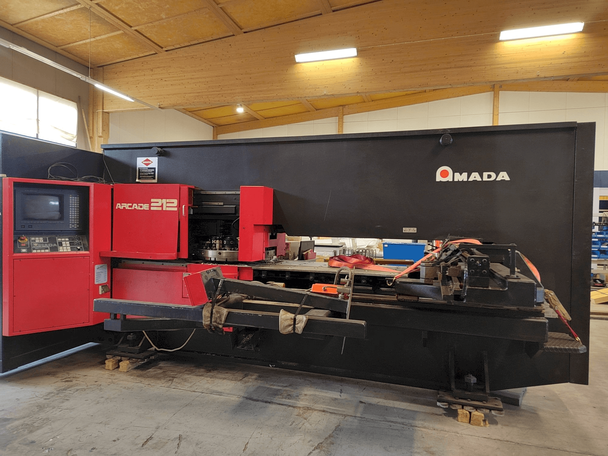Prikaz stroja AMADA Arcade 212 sprijeda