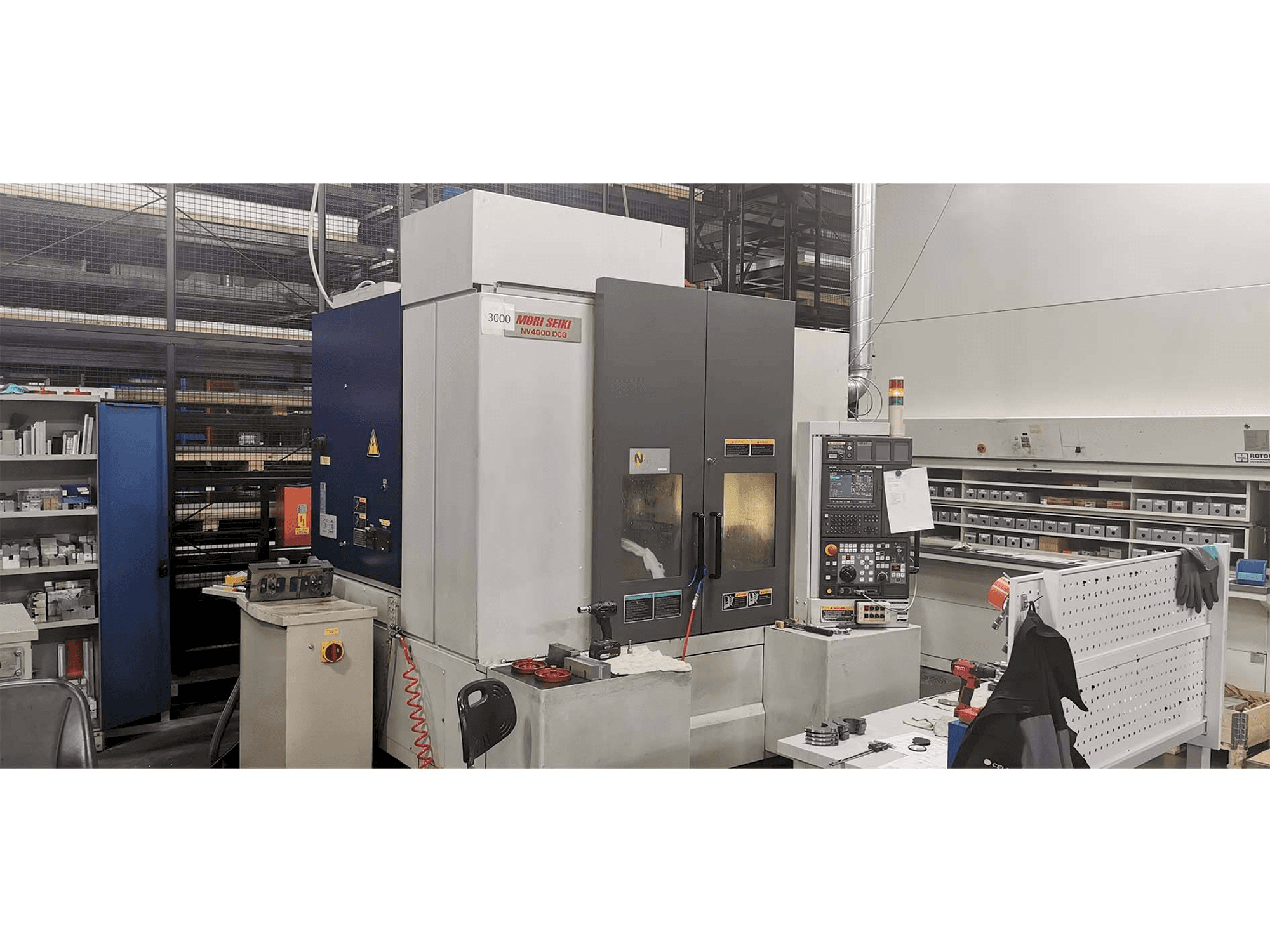 Prikaz stroja MORI SEIKI NV4000 sprijeda