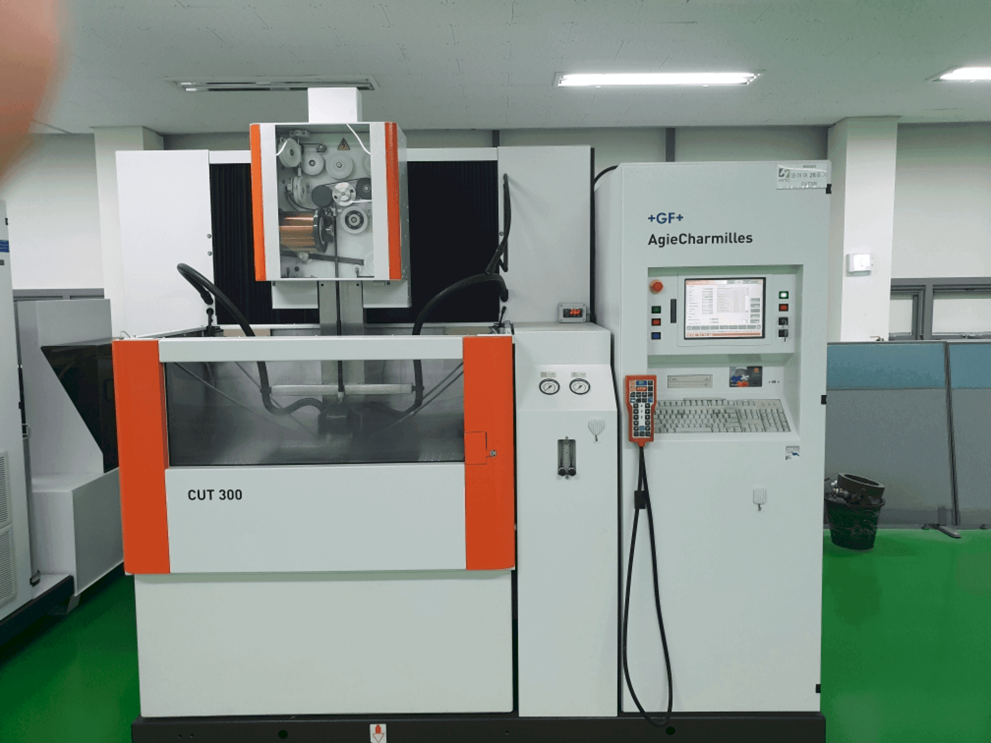 Prikaz stroja AGIE CUT 300 sprijeda