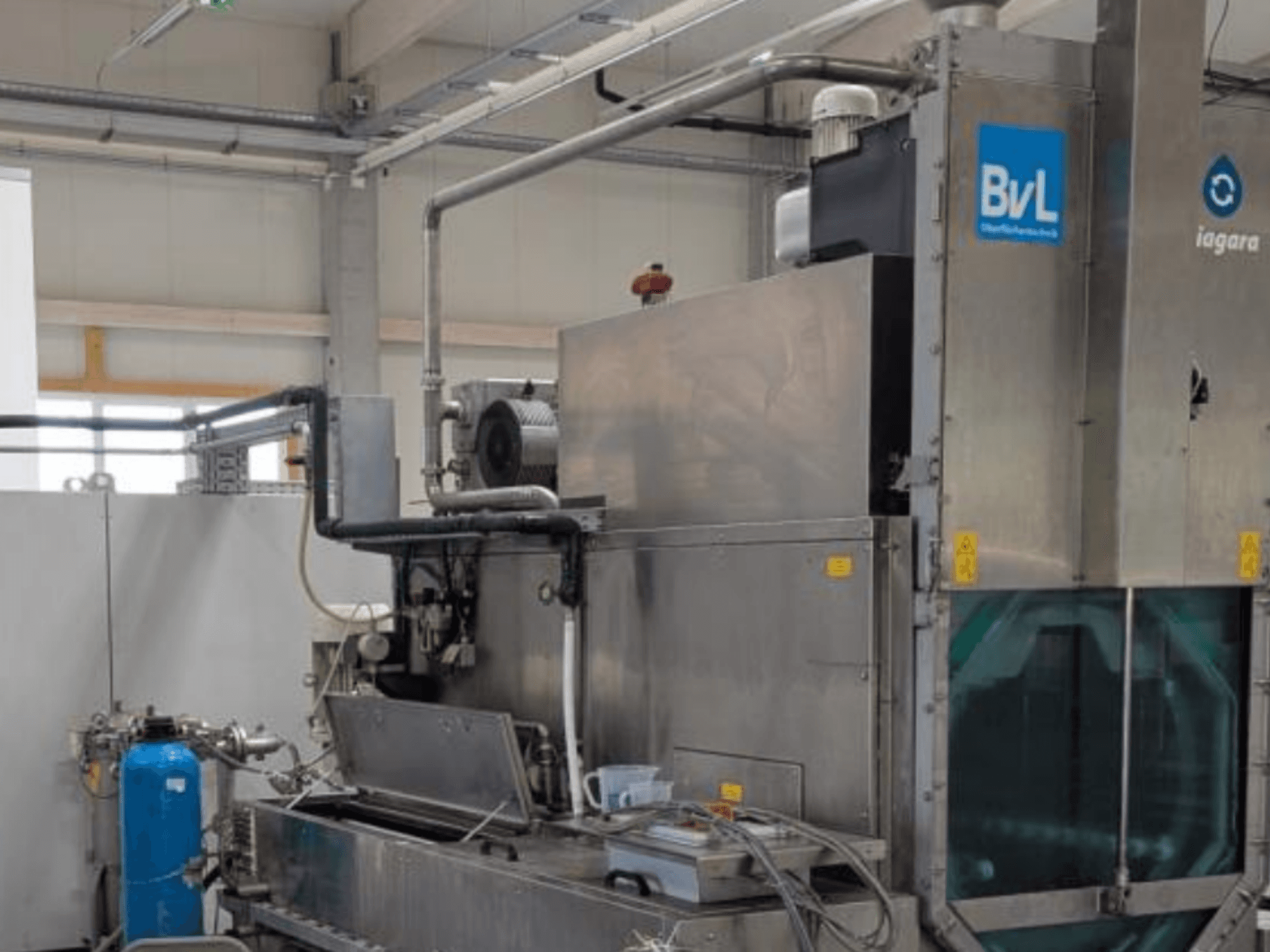 BvL Niagara DFS 800-2T alatni stroj u tvorničkom okruženju, bočni pogled koji prikazuje metalnu konstrukciju i spojena crijeva.