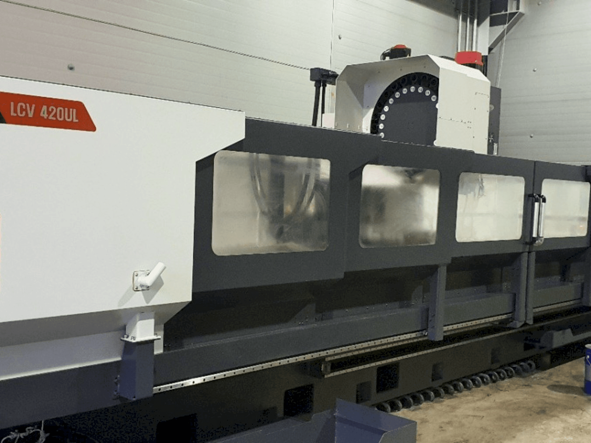 Prikaz stroja SMEC LCV 420UL sprijeda