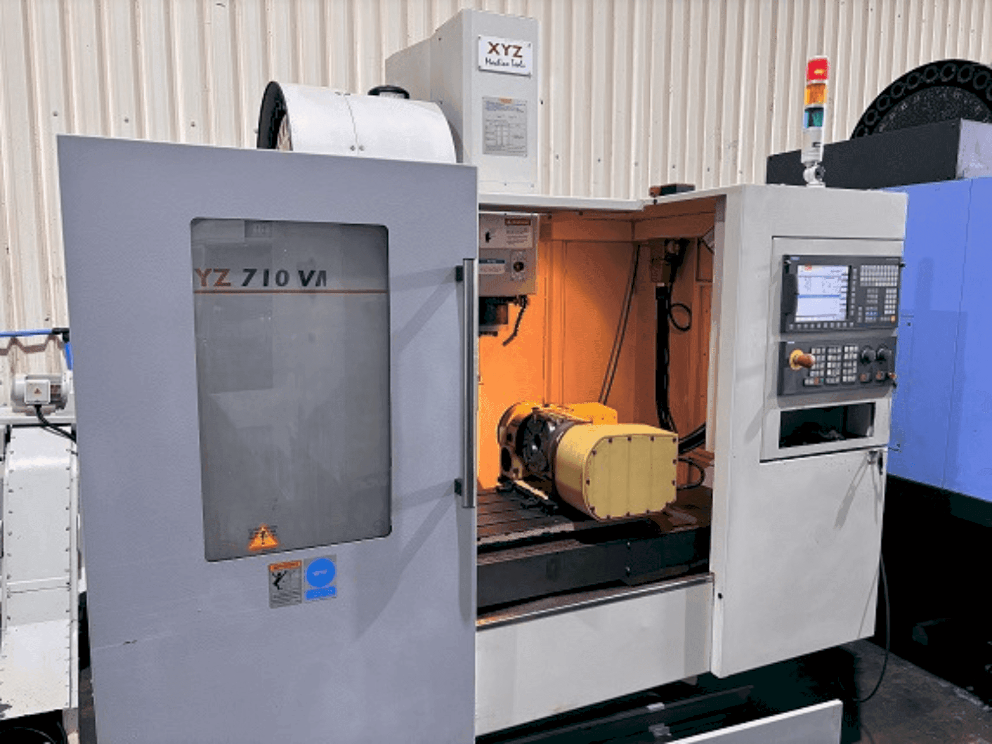 Prikaz stroja XYZ 710 VMC sprijeda