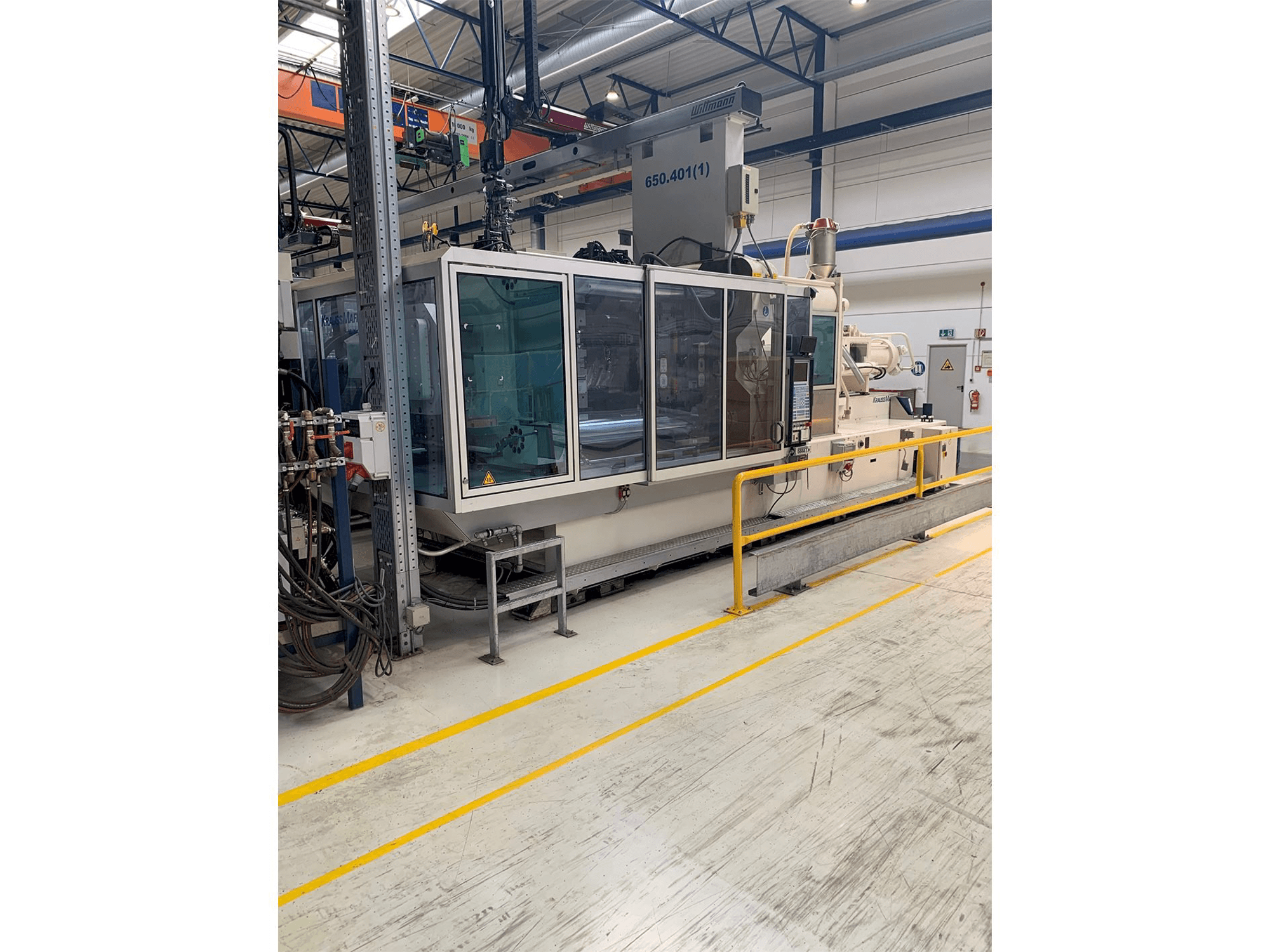 Prikaz stroja Krauss Maffei 650-2700-520 CL sprijeda