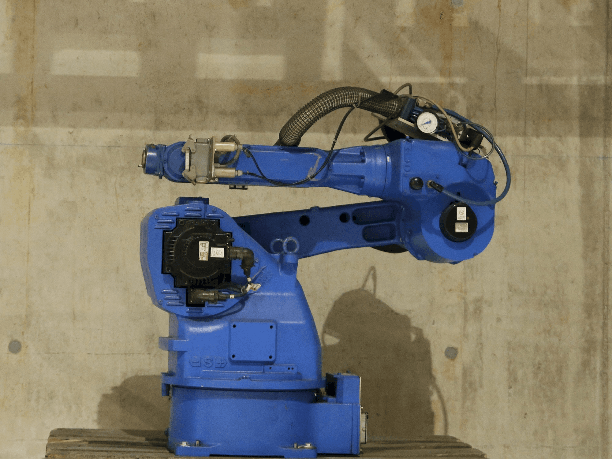 Prikaz stroja Yaskawa Motoman UP20 slijeva