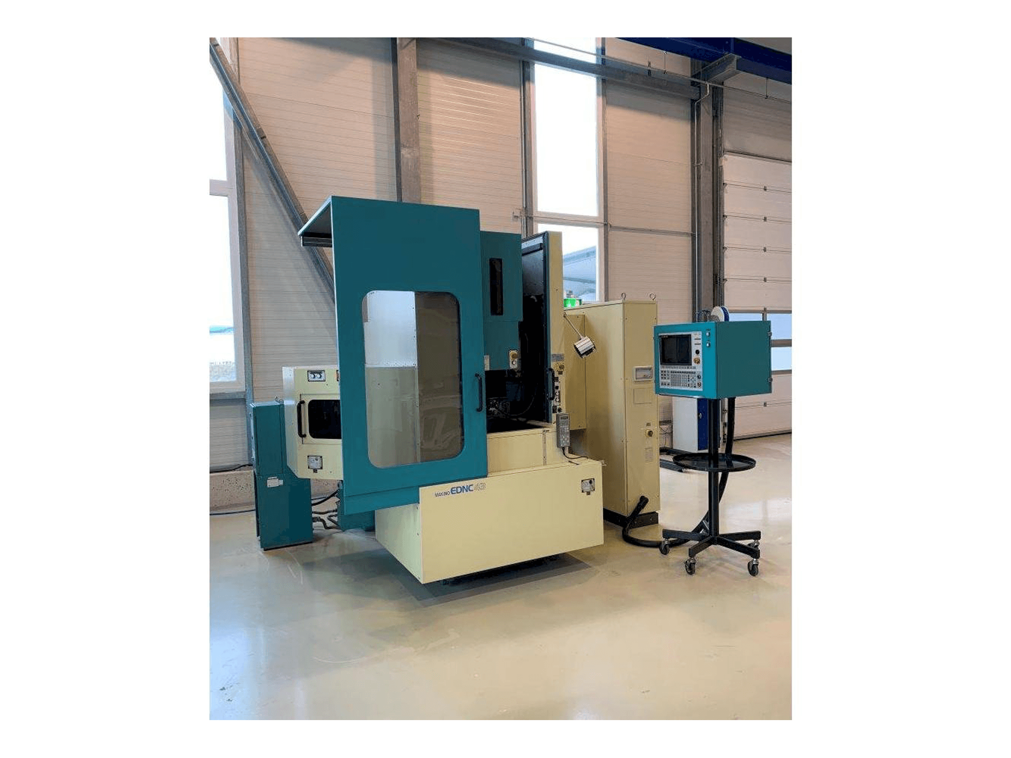 Prikaz stroja Makino EDNC43 sprijeda