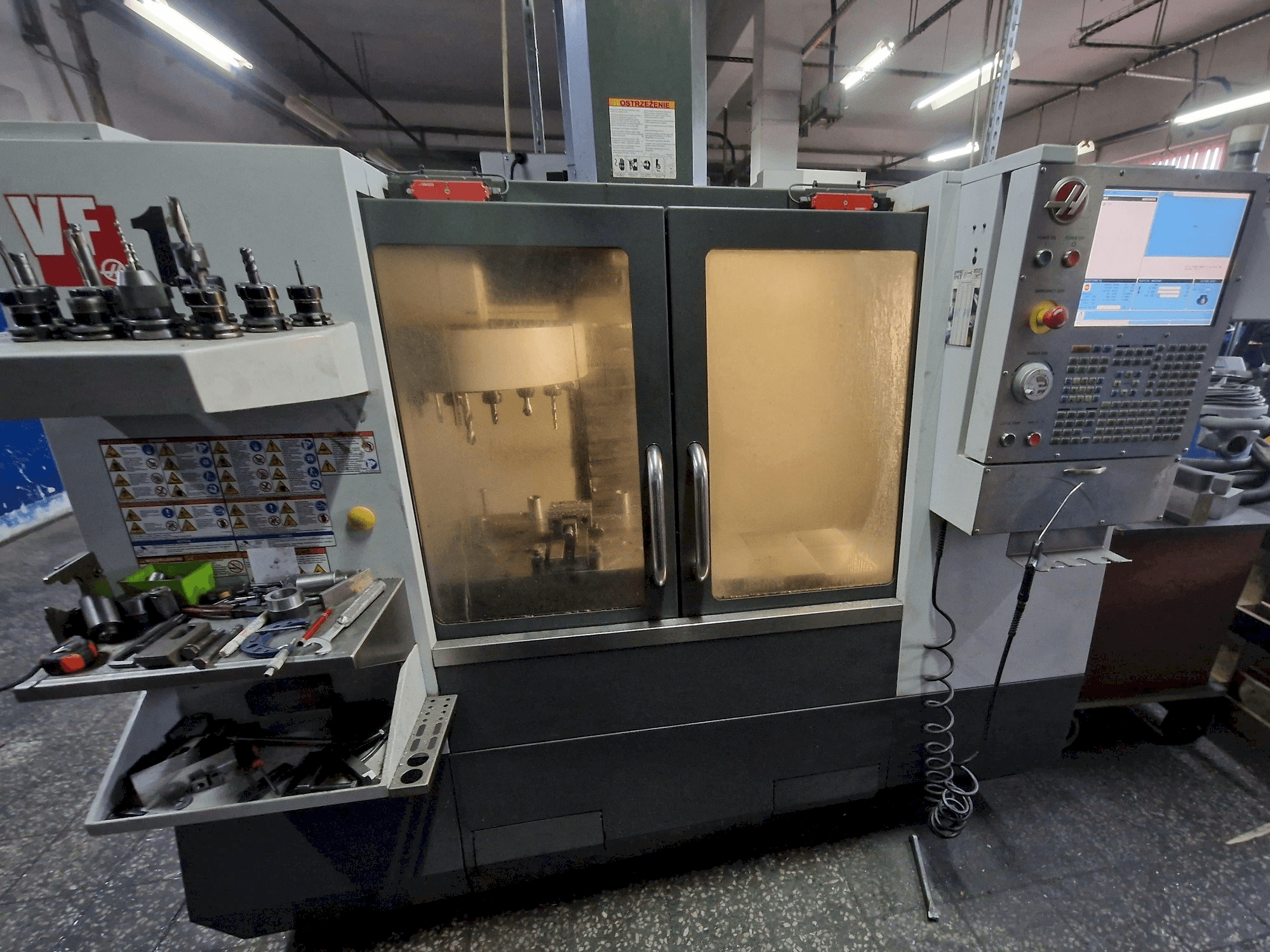 Prikaz stroja HAAS VF-1 sprijeda
