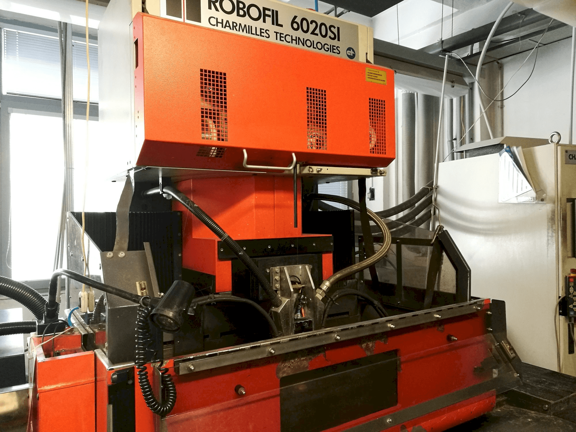 Prikaz stroja CHARMILLES Robofil 6020 SI sprijeda