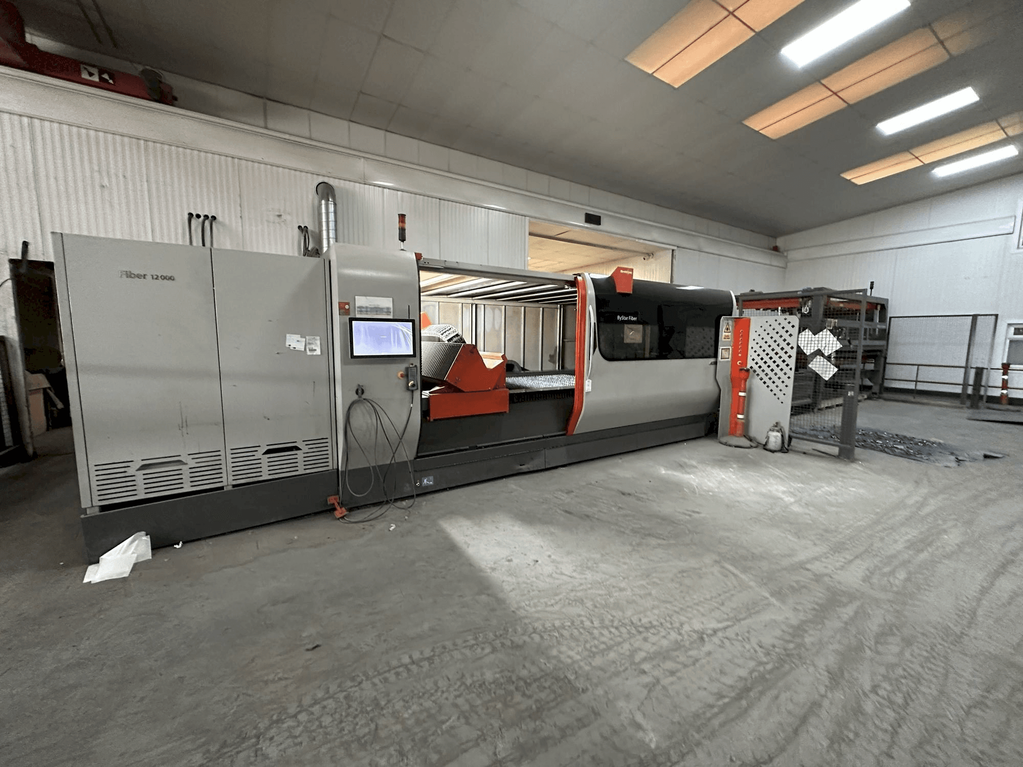 Prikaz stroja Bystronic Bystar 3015 12KW Fiber sprijeda