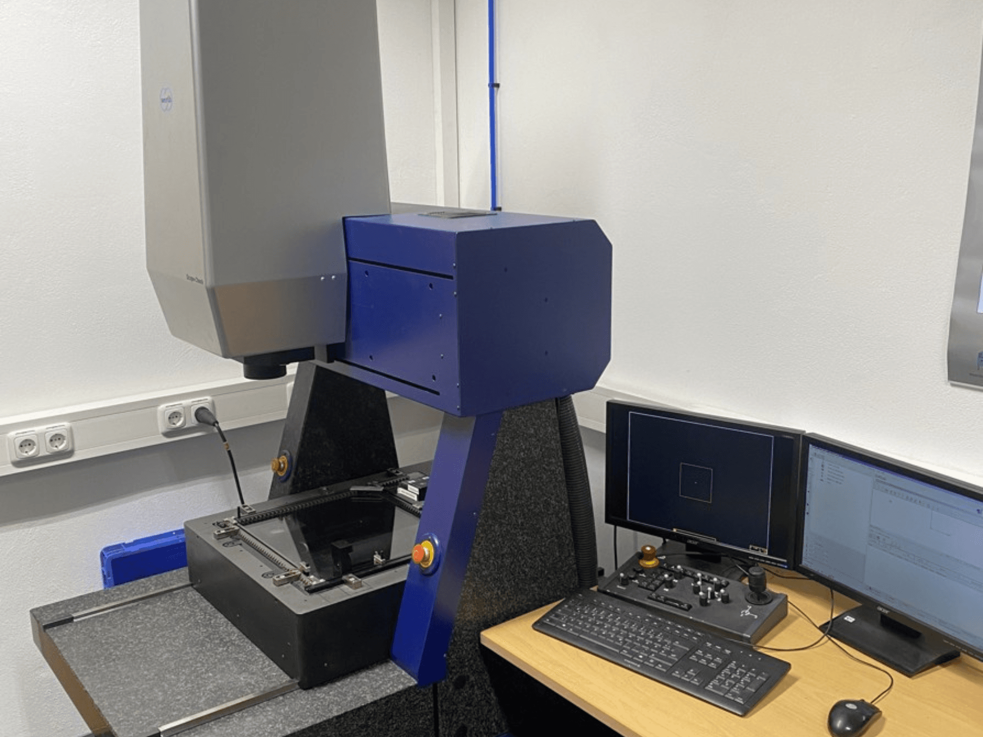 Werth Scope-Check 400 CMM u laboratoriju, s prikazom mjerne glave i upravljačke ploče sa zaslonima i tipkovnicom.