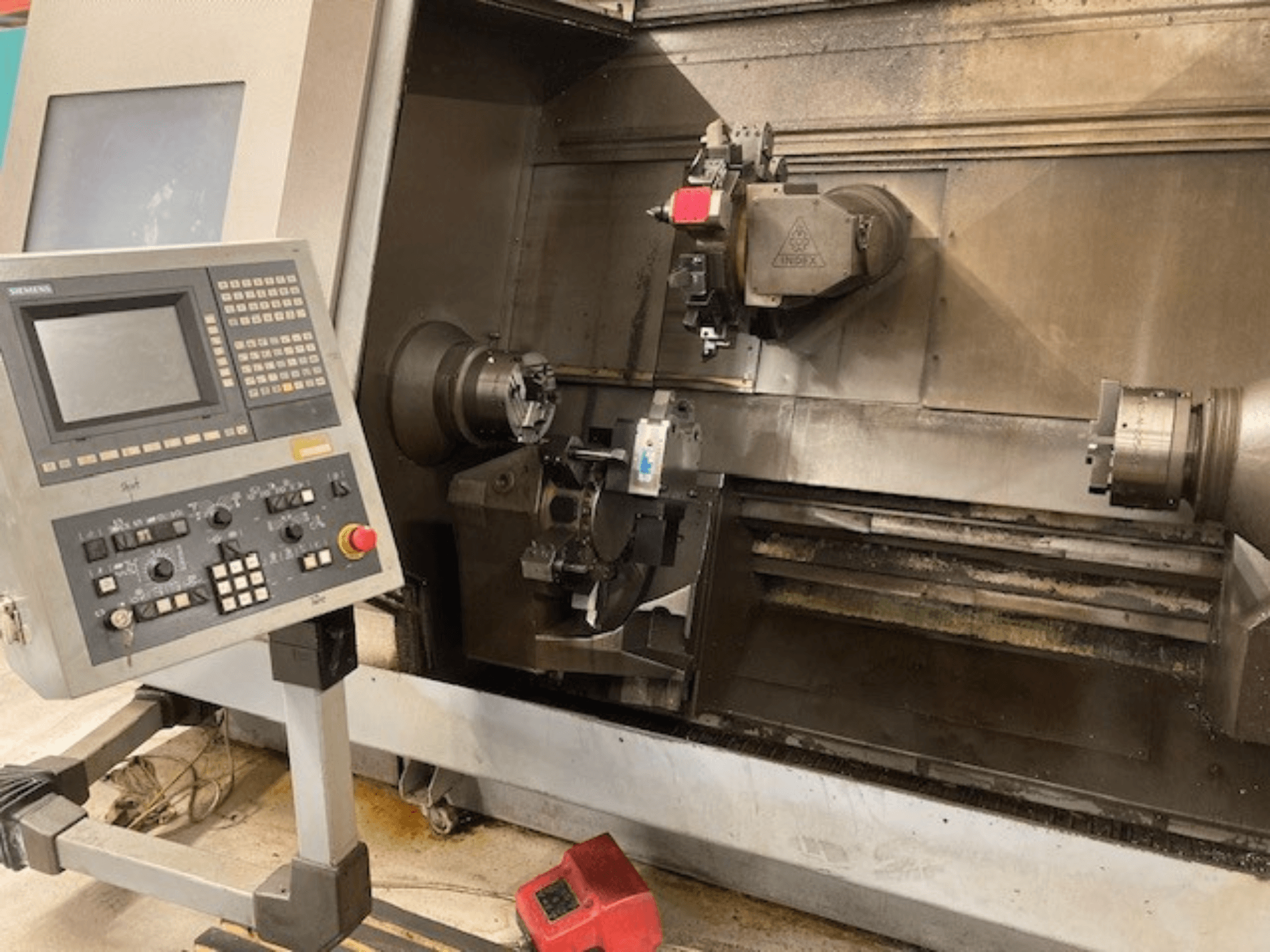 Horizontalni tokarski stroj Index G300 L YB s upravljačkom pločom, vidljivom steznom glavom i radnim prostorom, pogled sprijeda.