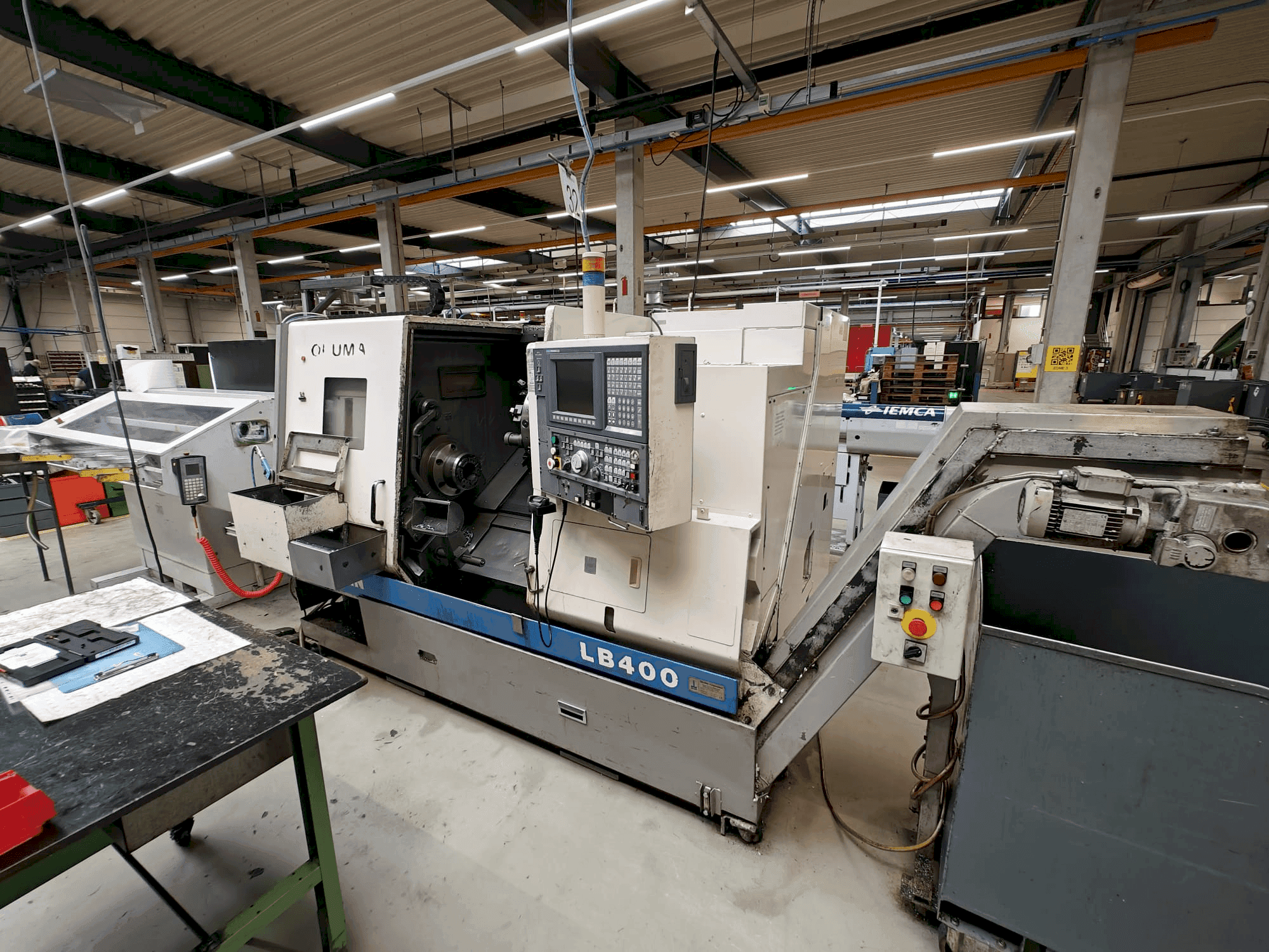 Prikaz stroja Okuma LB400 sprijeda