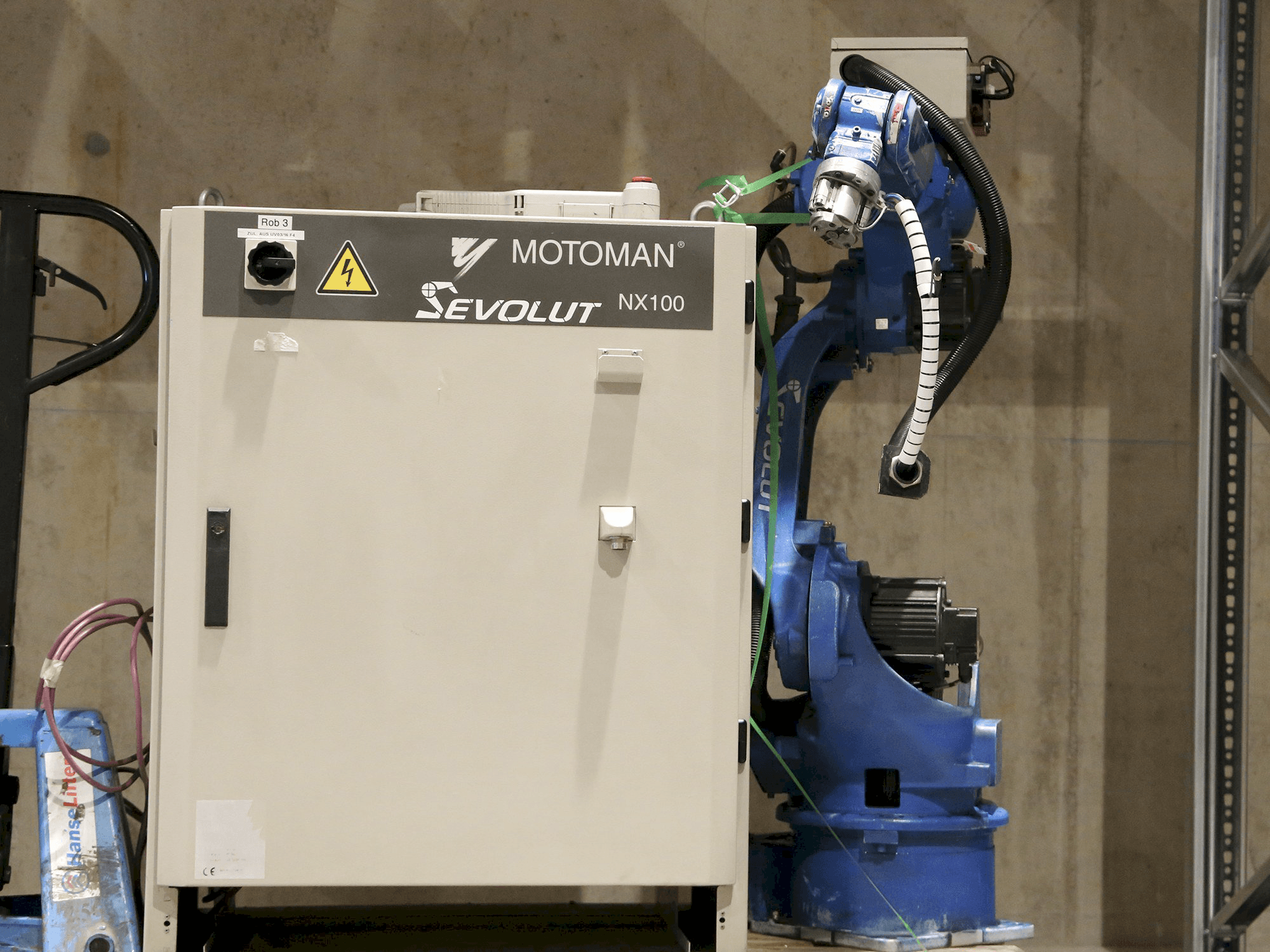 Prikaz stroja Yaskawa Motoman HP6 sprijeda