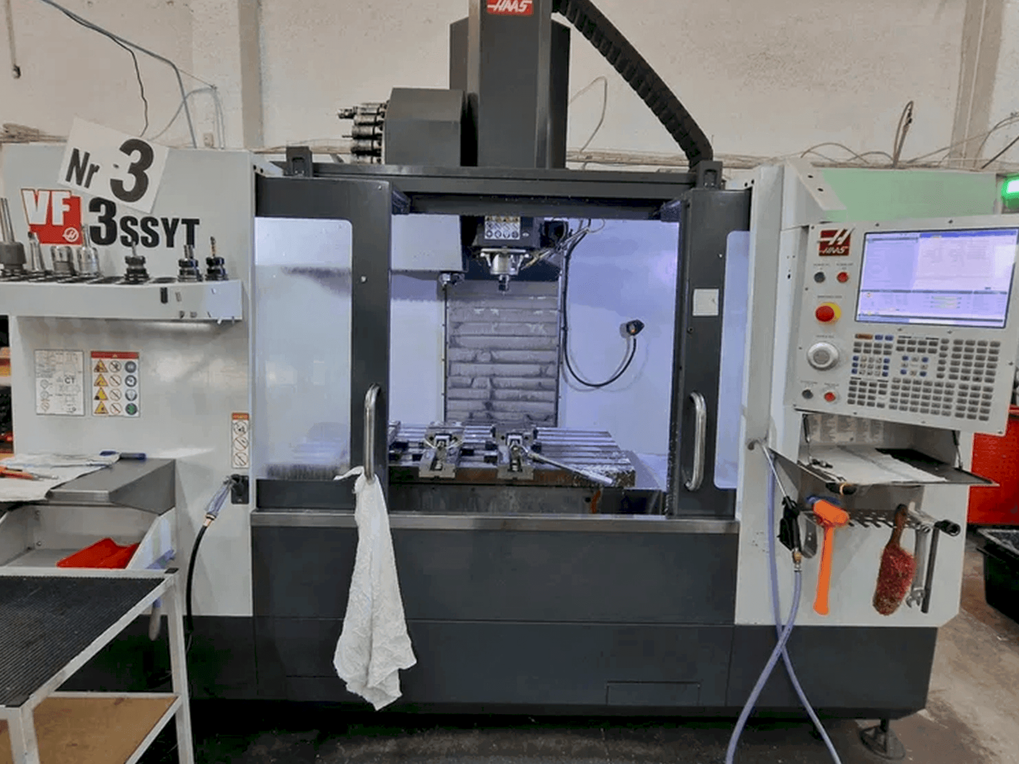 Prikaz stroja HAAS VF-3 SSYT sprijeda