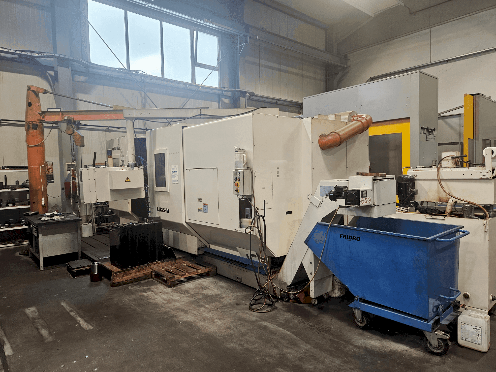 Prikaz stroja Okuma LU 35-M sprijeda