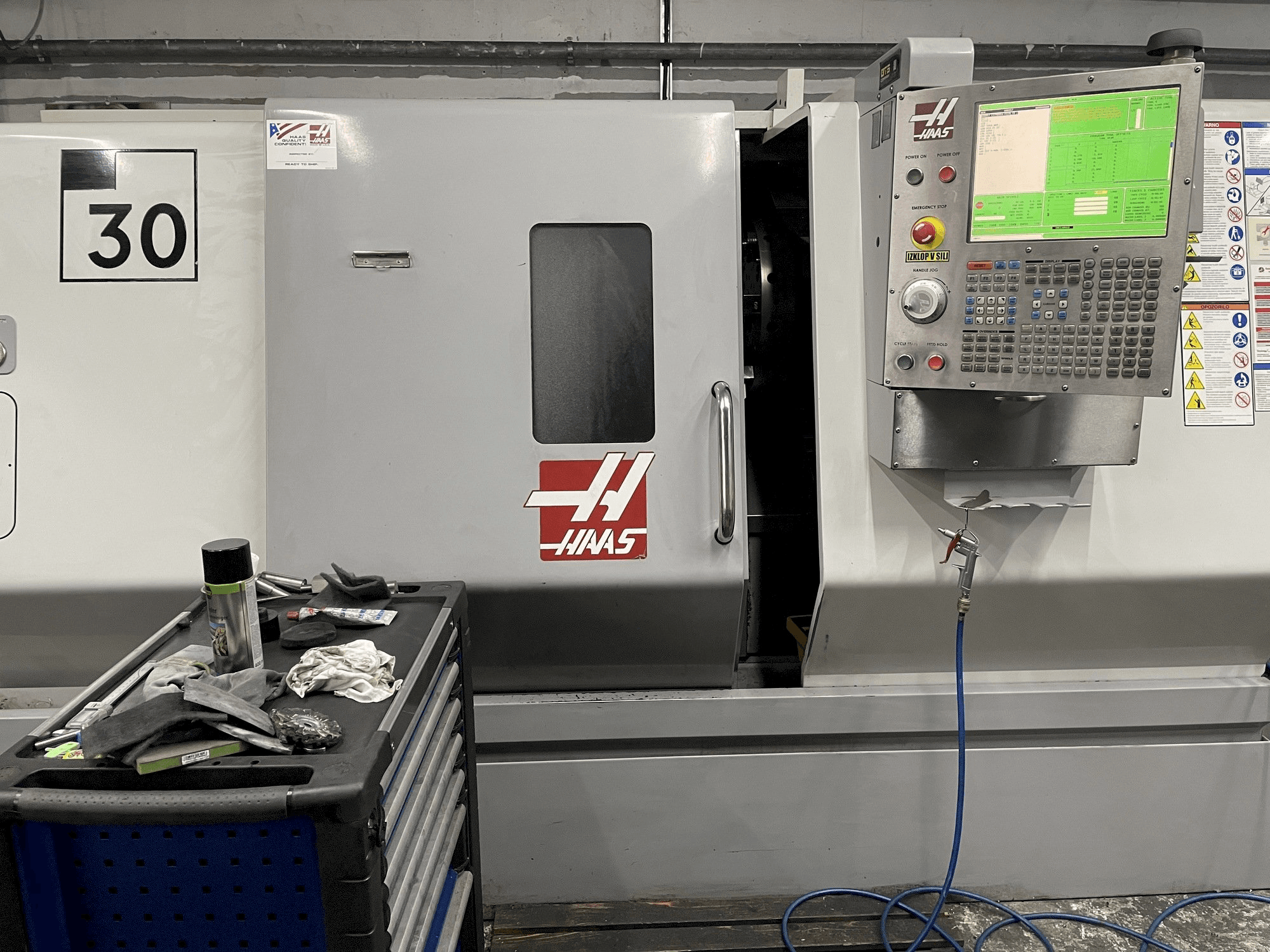 Prikaz stroja HAAS SL-30 sprijeda