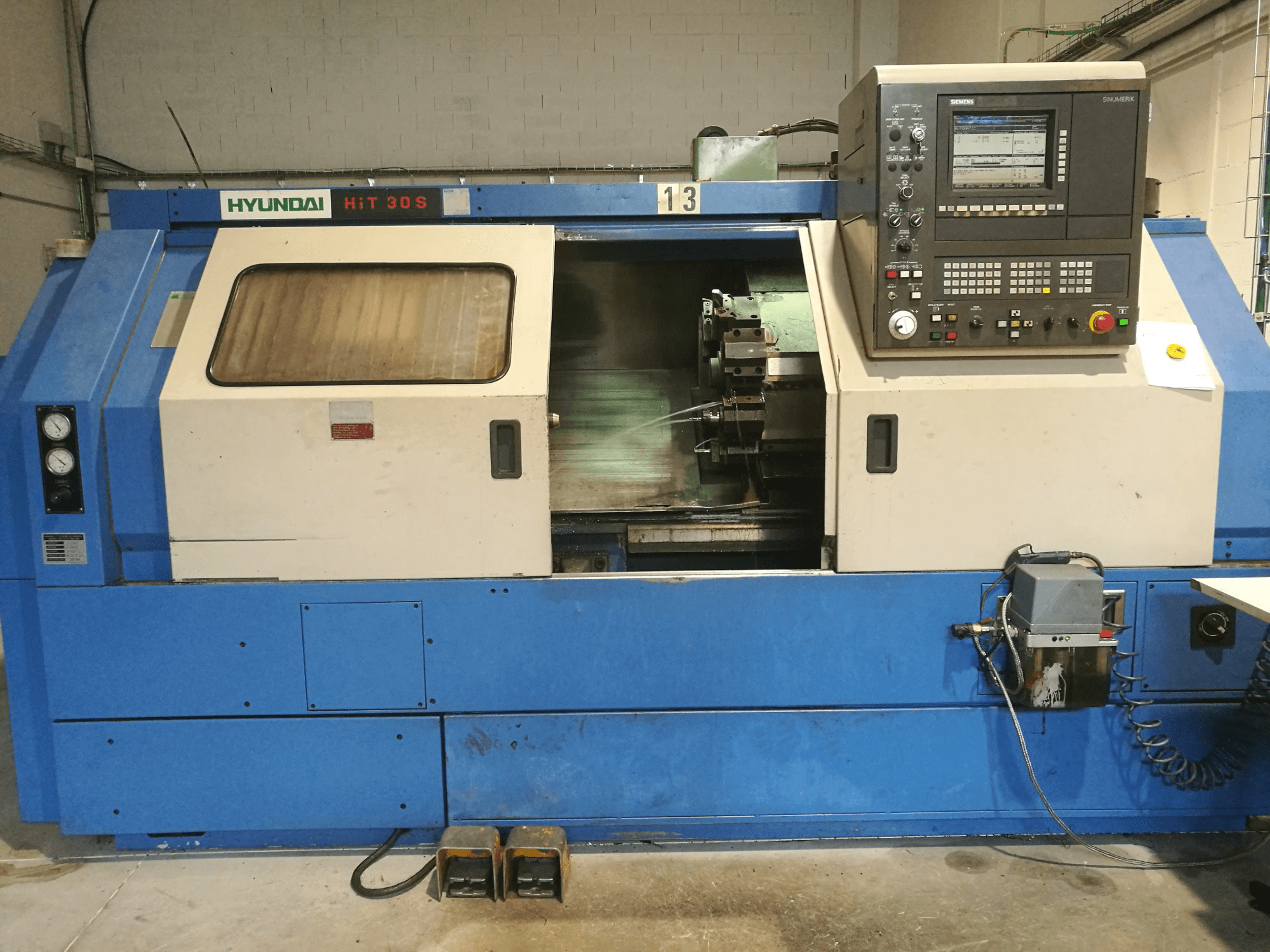 Prikaz stroja Hyundai Kia HiT-30S sprijeda