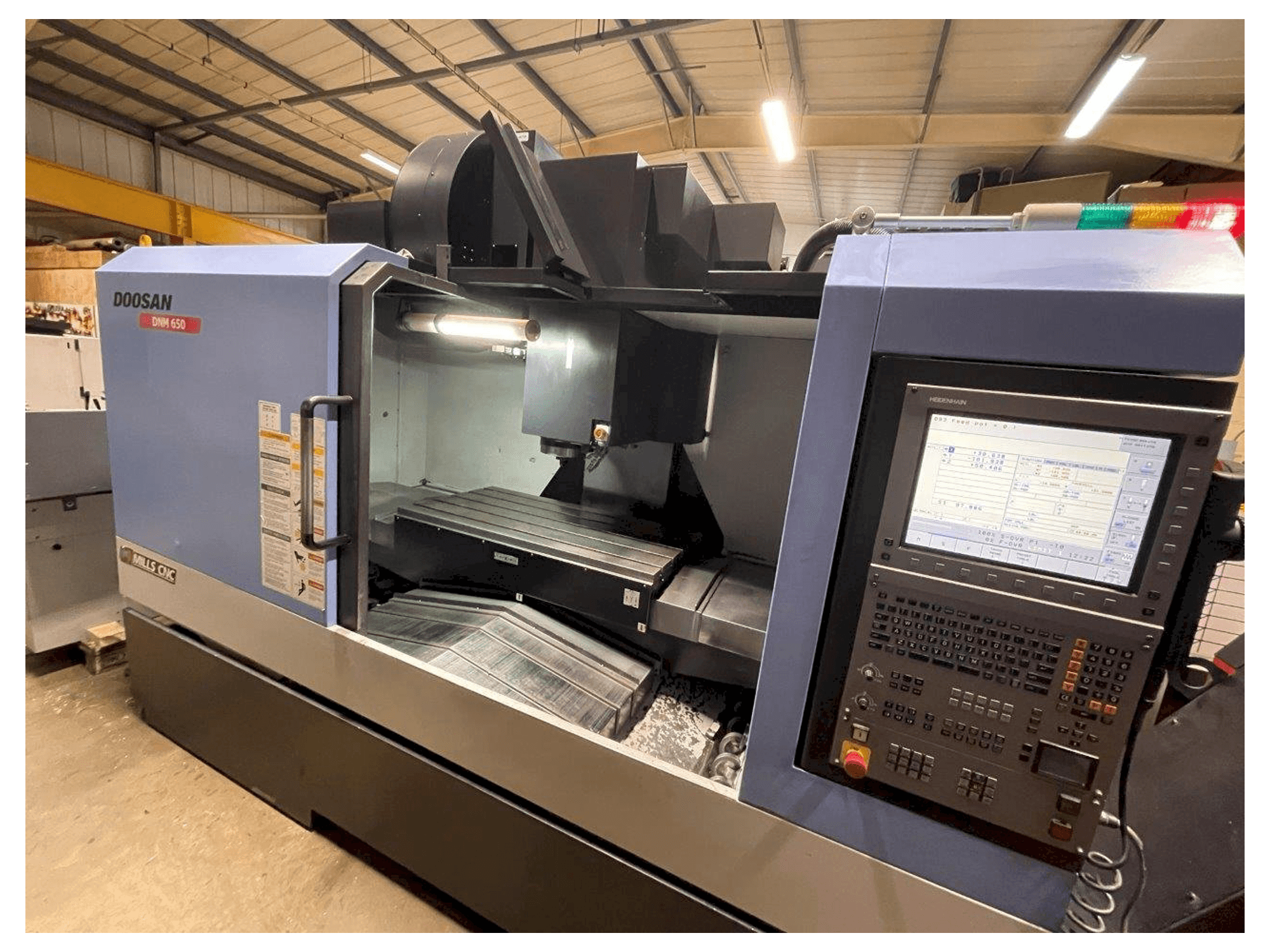 Prikaz stroja Doosan DNM650 sprijeda