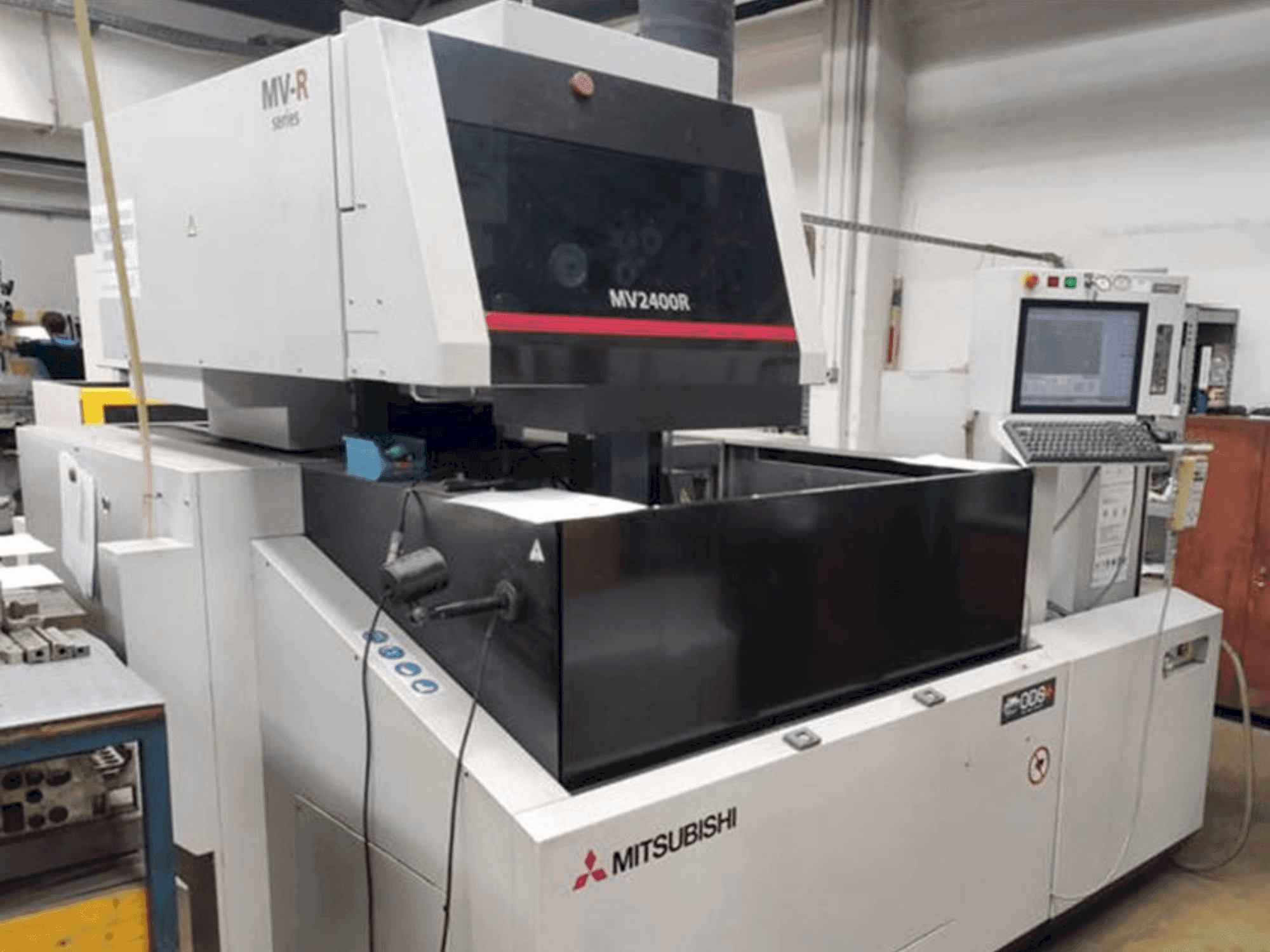Prikaz stroja Mitsubishi Electric MV2400R sprijeda