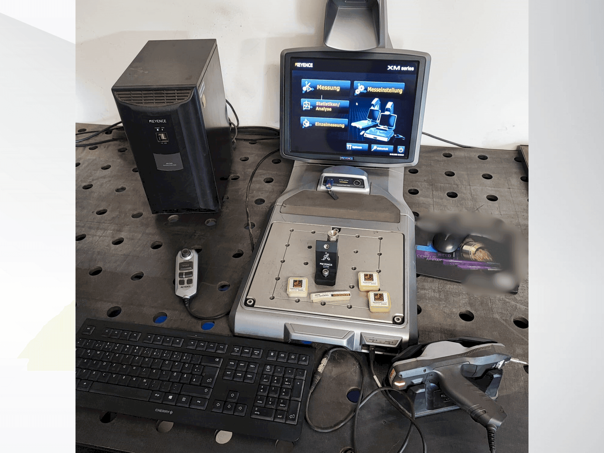 Prikaz stroja KEYENCE XM-1000 sprijeda